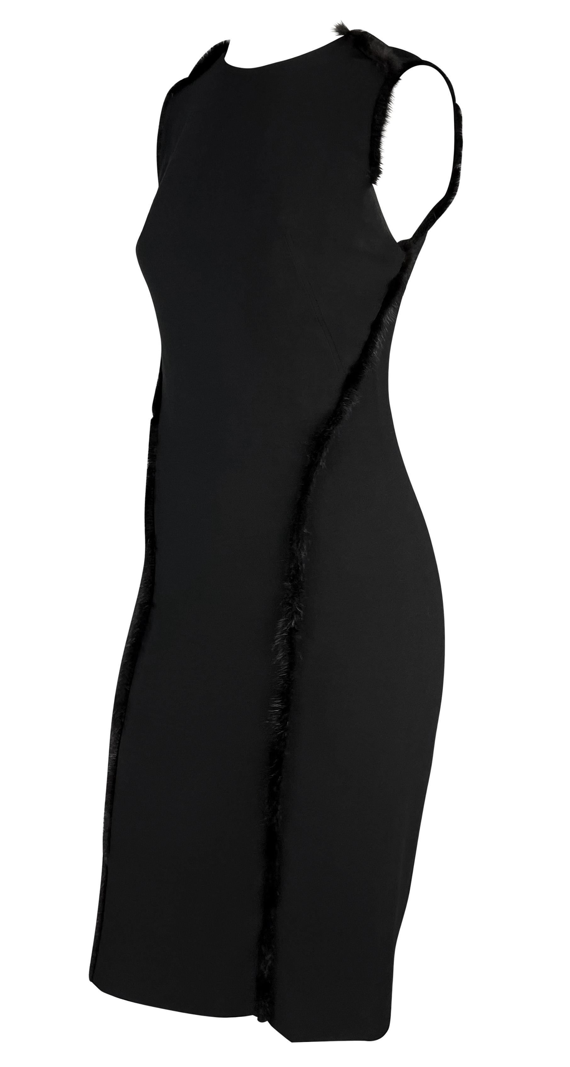 Donatella Versace hat dieses kleine Schwarze von Gianni Versace für die Herbst/Winter-Kollektion 1999 entworfen. Dieses figurbetonte Kleid hat braune Nerzpelzpaspeln am Hals und auf der Vorderseite, die an der Taille perfekt abschließen und für