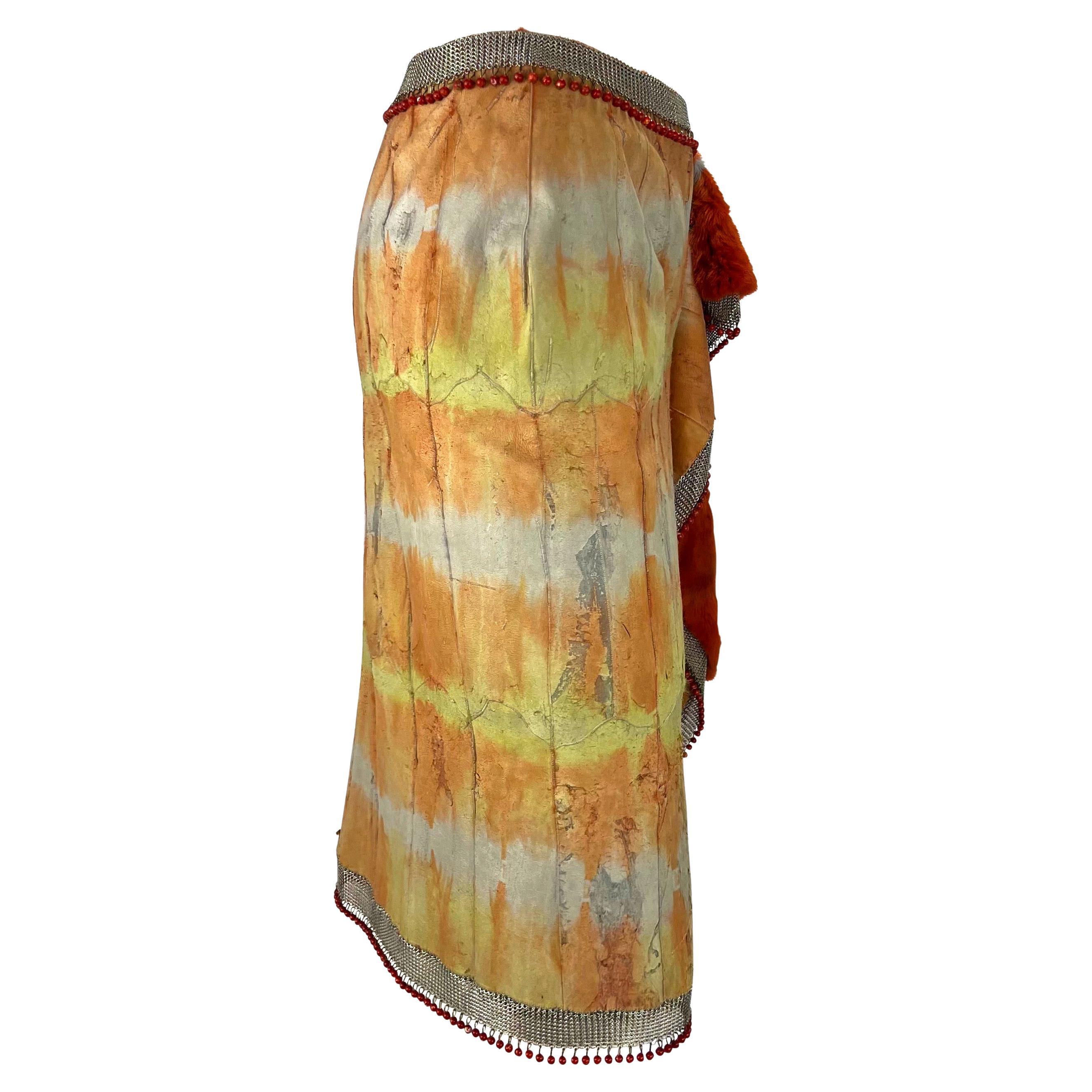 H/W 1999 Gianni Versace by Donatella Laufsteg Ad Dyed Pelz Oroton Roter Perlenrock mit Perlenrock im Angebot 2