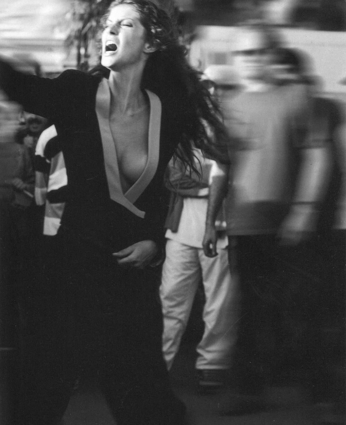 Voici ce blazer chic bleu et noir de Giorgio Armani. Issue de la collection automne-hiver 1999, cette veste blazer de défilé présente un décolleté plongeant et des fermetures à boutons dissimulés. Porté par Gisele Bündchen dans le numéro de