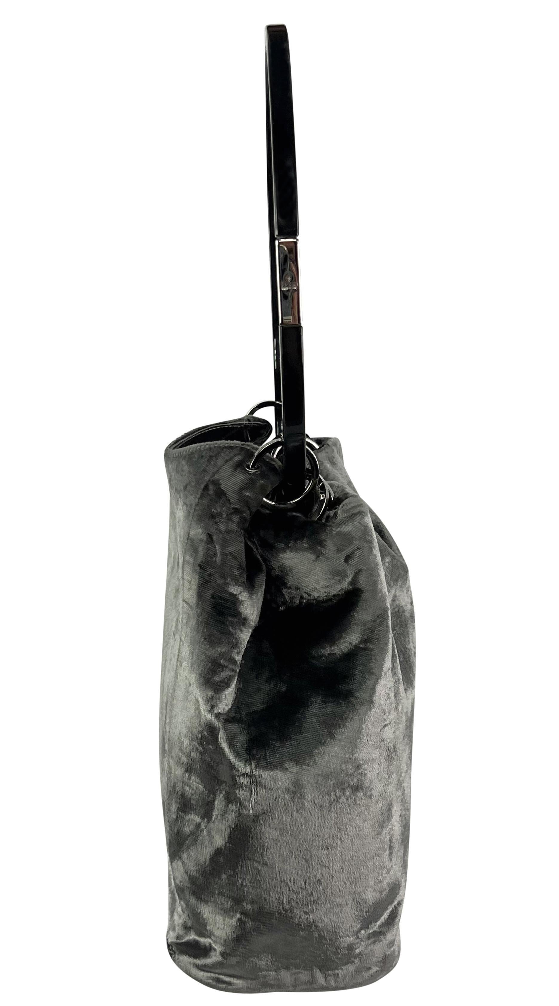 A/I 1999 Gucci by Tom Ford Borsa Hobo a tracolla in velluto grigio con anelli in acrilico In condizioni ottime in vendita a West Hollywood, CA