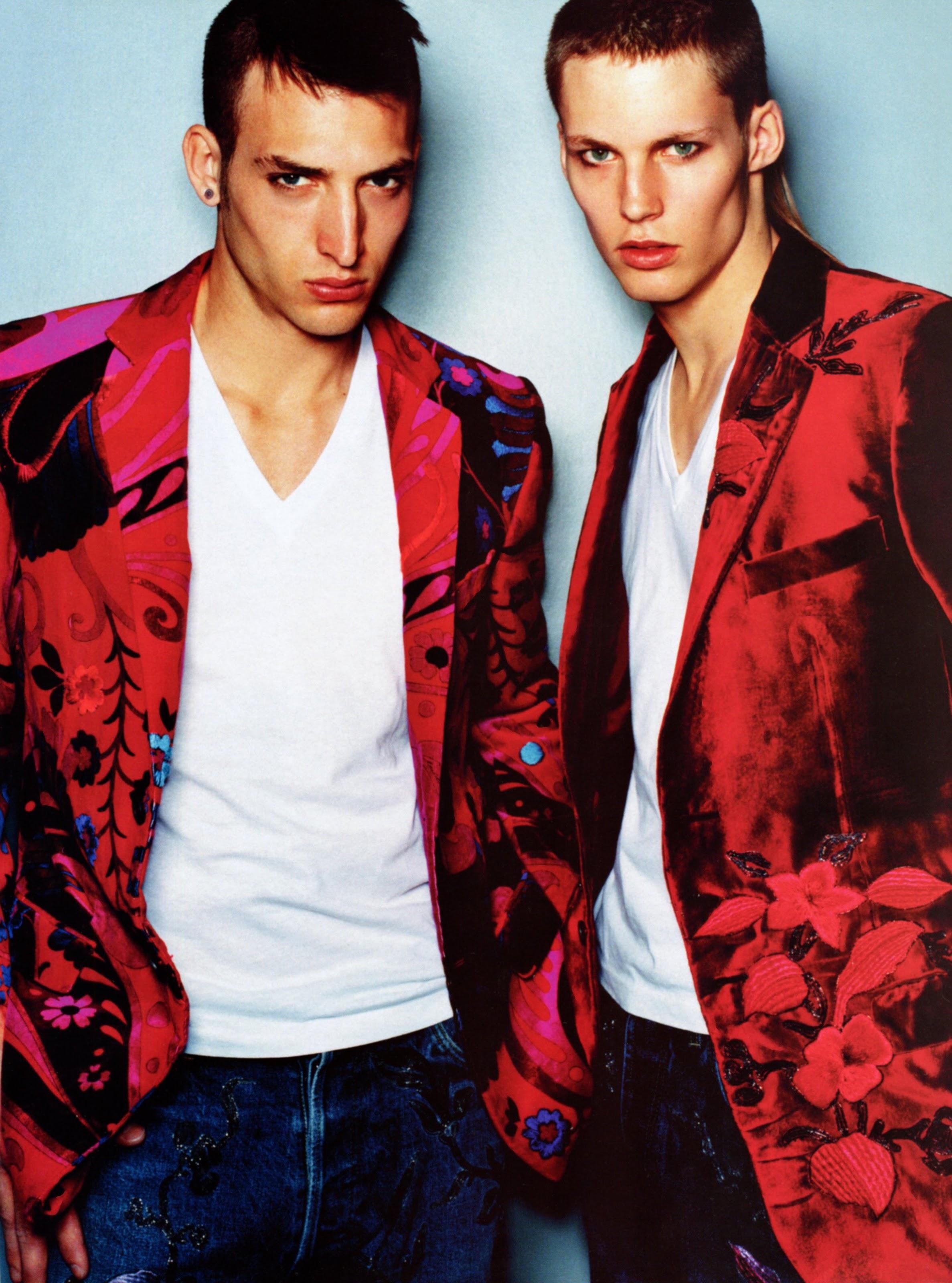 Issu de la collection automne/hiver 1999 de Gucci par Tom Ford, ce jean en denim délavé foncé est orné de broderies florales roses complexes. Présenté pour la première fois sur les podiums de mode masculine, ce style a également figuré dans la