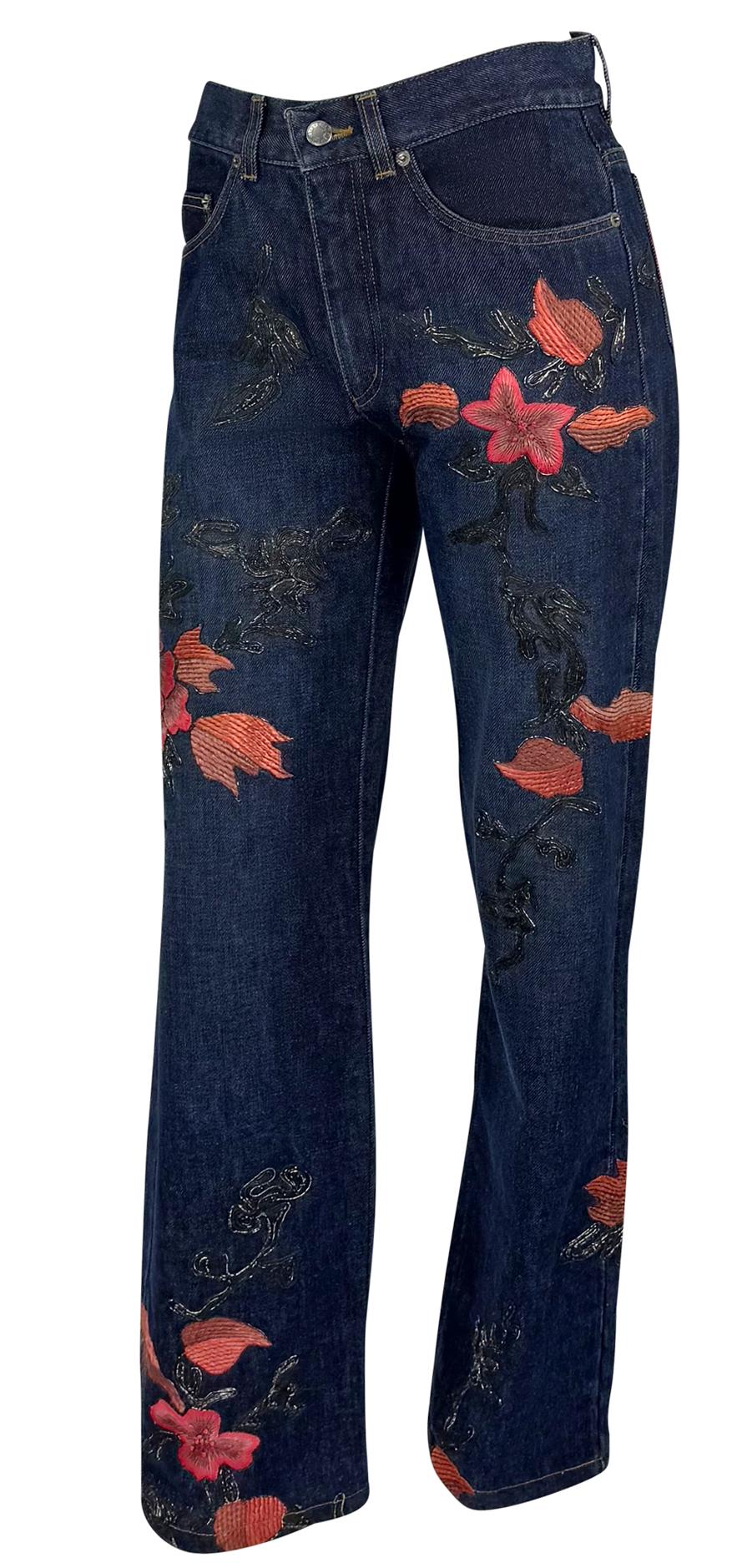 Gucci by Tom Ford Jeans de couleur rose avec broderie florale foncée, automne-hiver 1999 Pour femmes en vente
