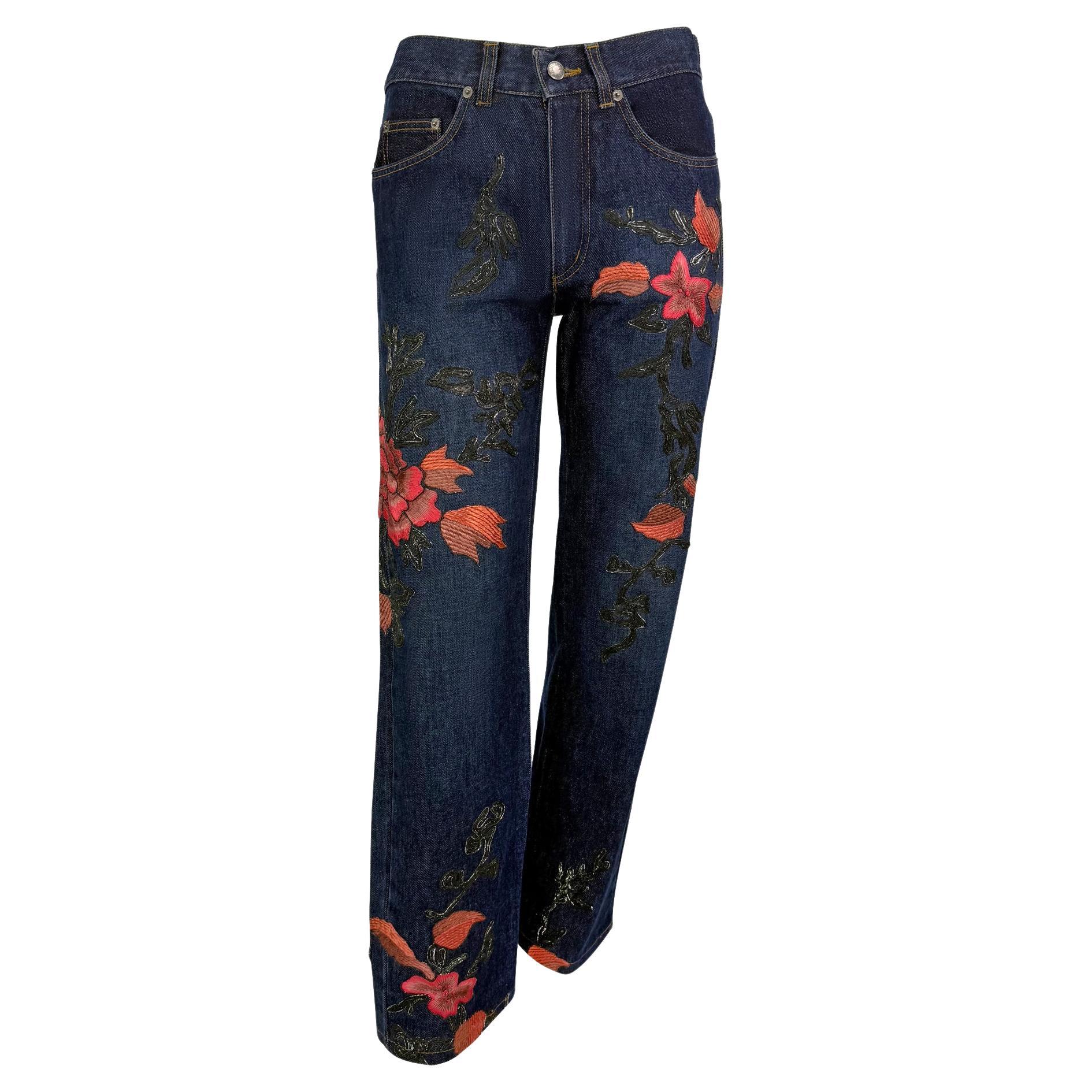 Gucci by Tom Ford Jeans de couleur rose avec broderie florale foncée, automne-hiver 1999