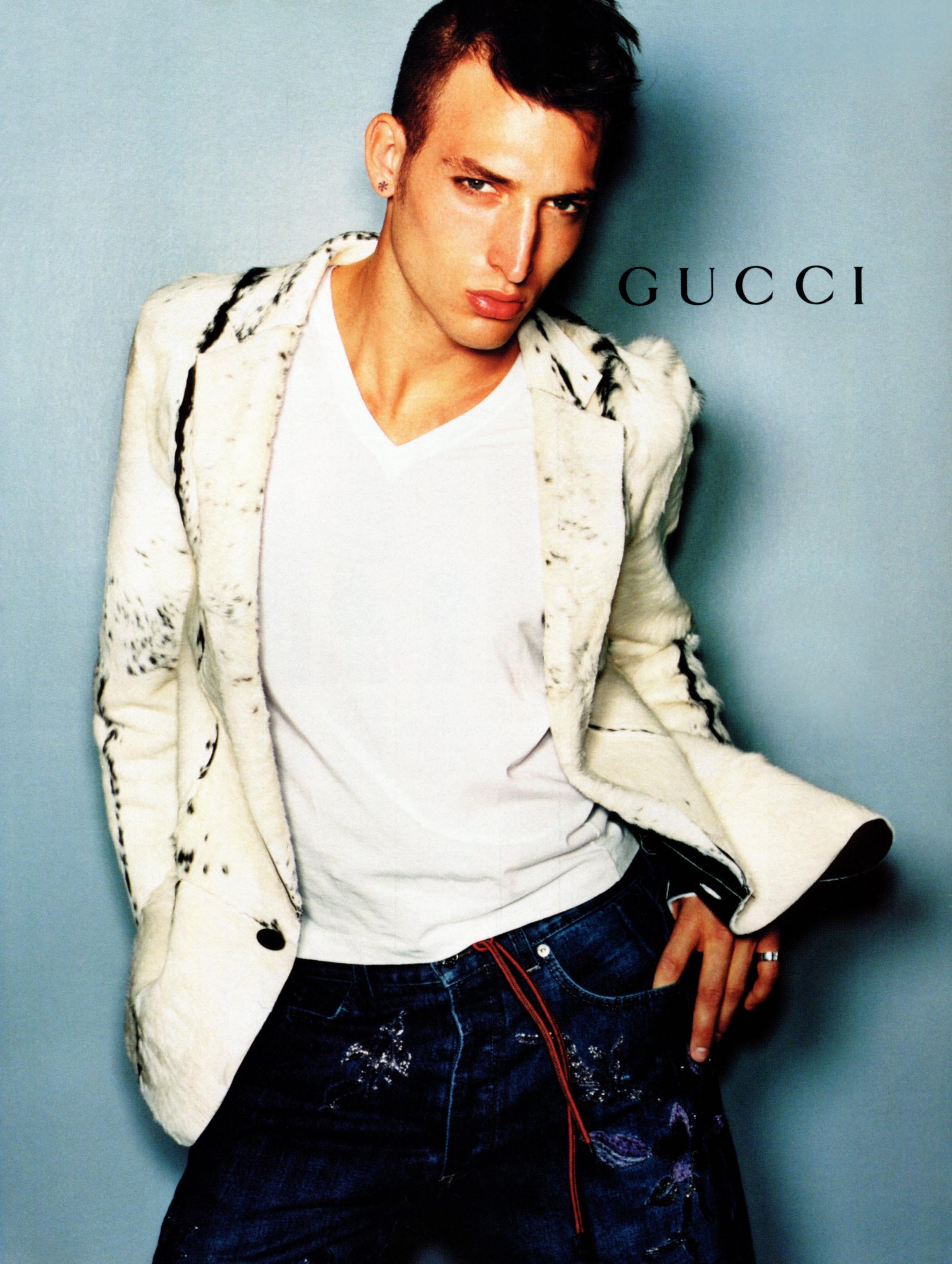 Issu de la collection automne/hiver 1999 de Gucci par Tom Ford, ce jean en denim délavé foncé est orné de broderies florales violettes complexes. Présenté pour la première fois sur les podiums de mode masculine, ce style a également figuré dans la