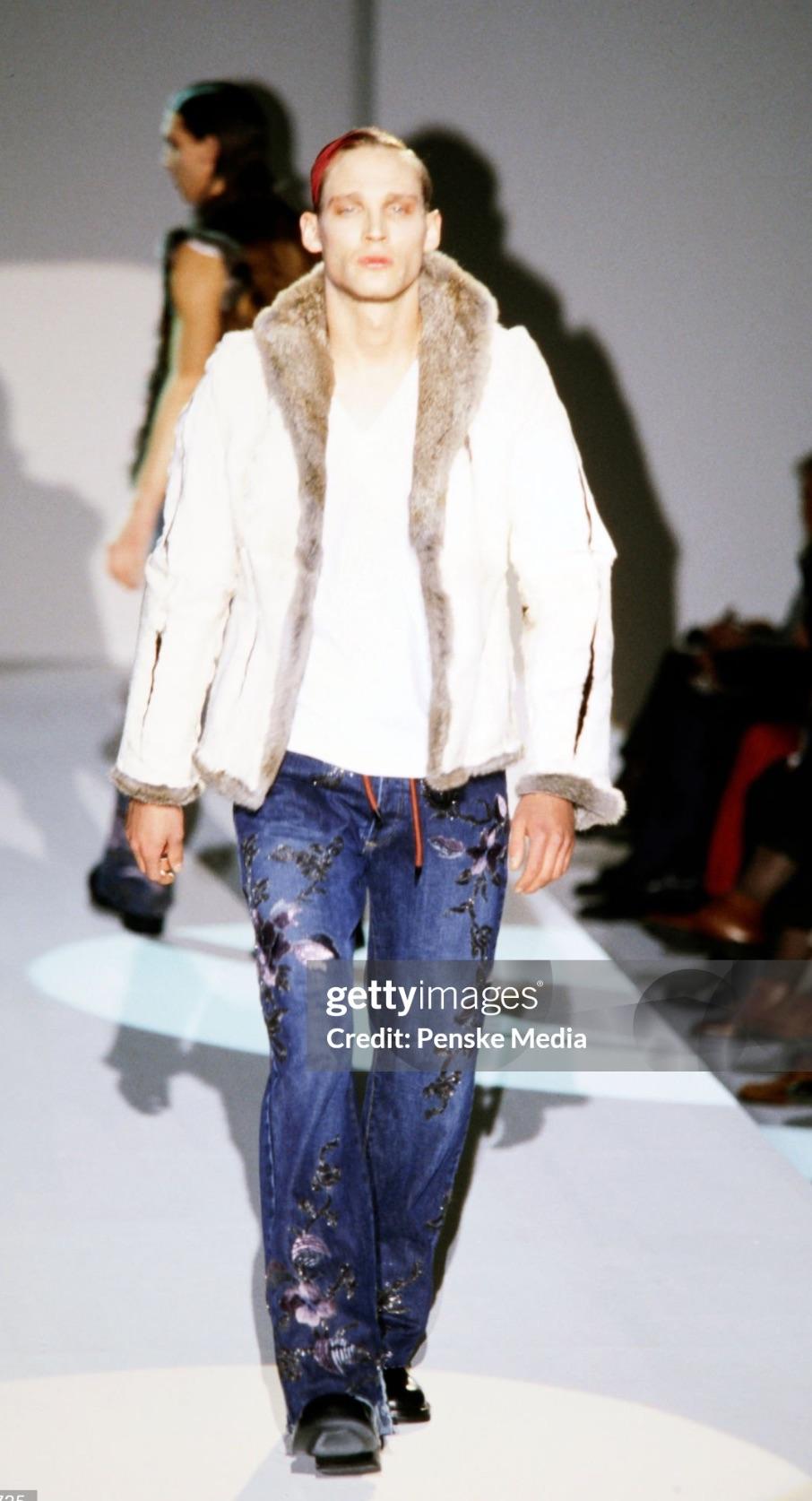 Noir F/W 1999 Gucci by Tom Ford Purple Floral Embroidered Denim Jeans en vente
