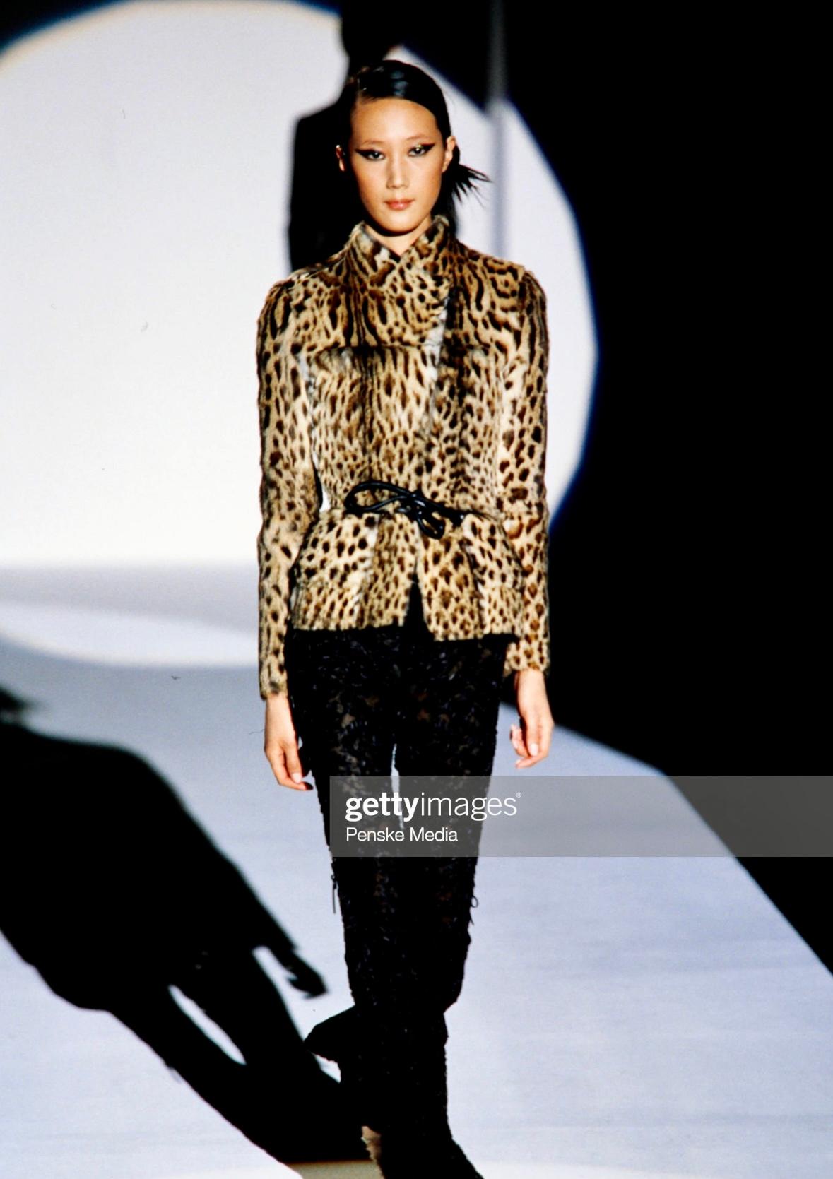 Wir präsentieren einen unglaublichen Pelzmantel mit Leopardenmuster von Gucci, entworfen von Tom Ford. Dieser Mantel aus der Herbst/Winter-Kollektion 1999 wurde erstmals auf dem Laufsteg gezeigt und war auch in der Werbekampagne der Saison zu sehen.