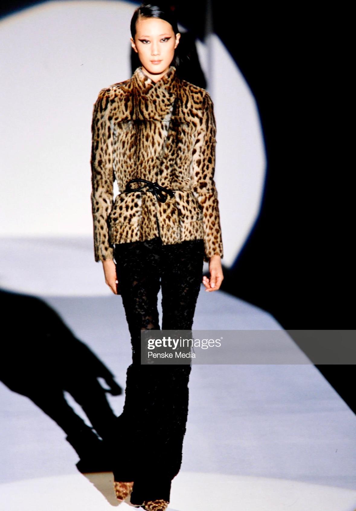 F/W 1999 Gucci by Tom Ford Runway Ad Veste ceinturée en cuir et fourrure naturelle en vente 4
