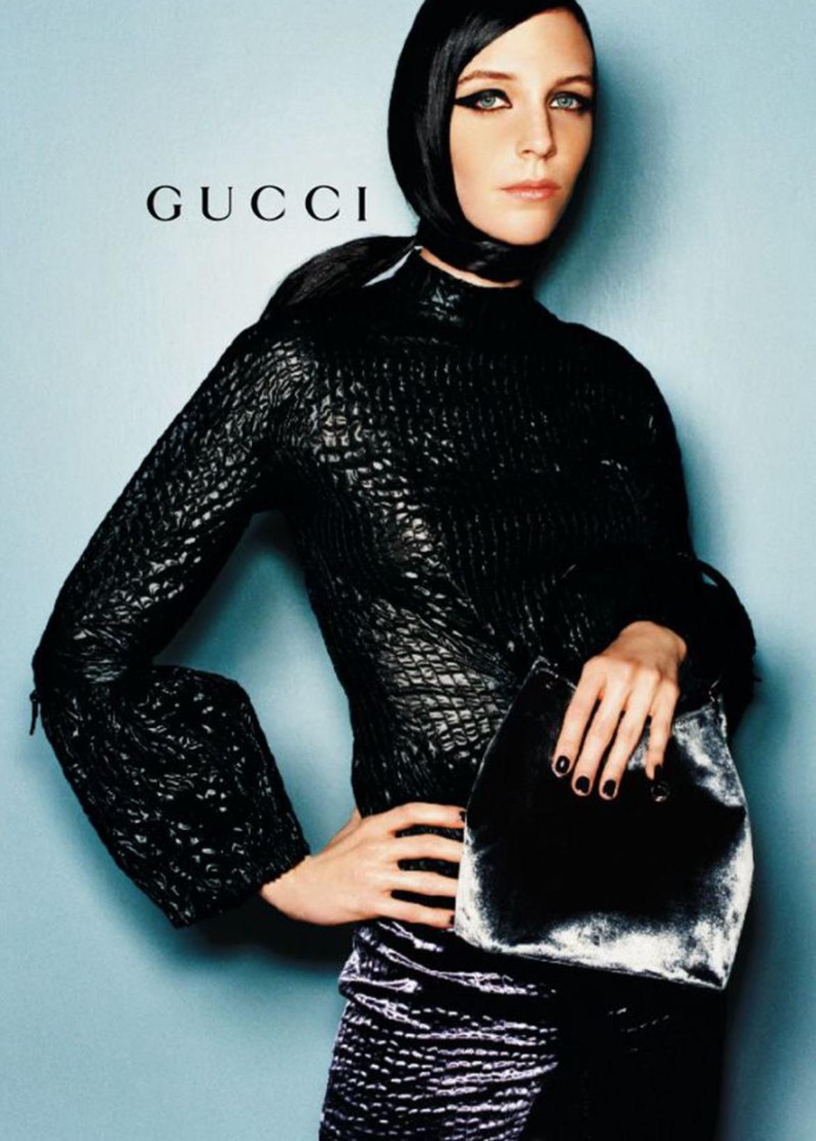 F/W 1999 Gucci by Tom Ford Runway Black Genuine Python Acrylic Ring Shoulder Bag For Sale 2