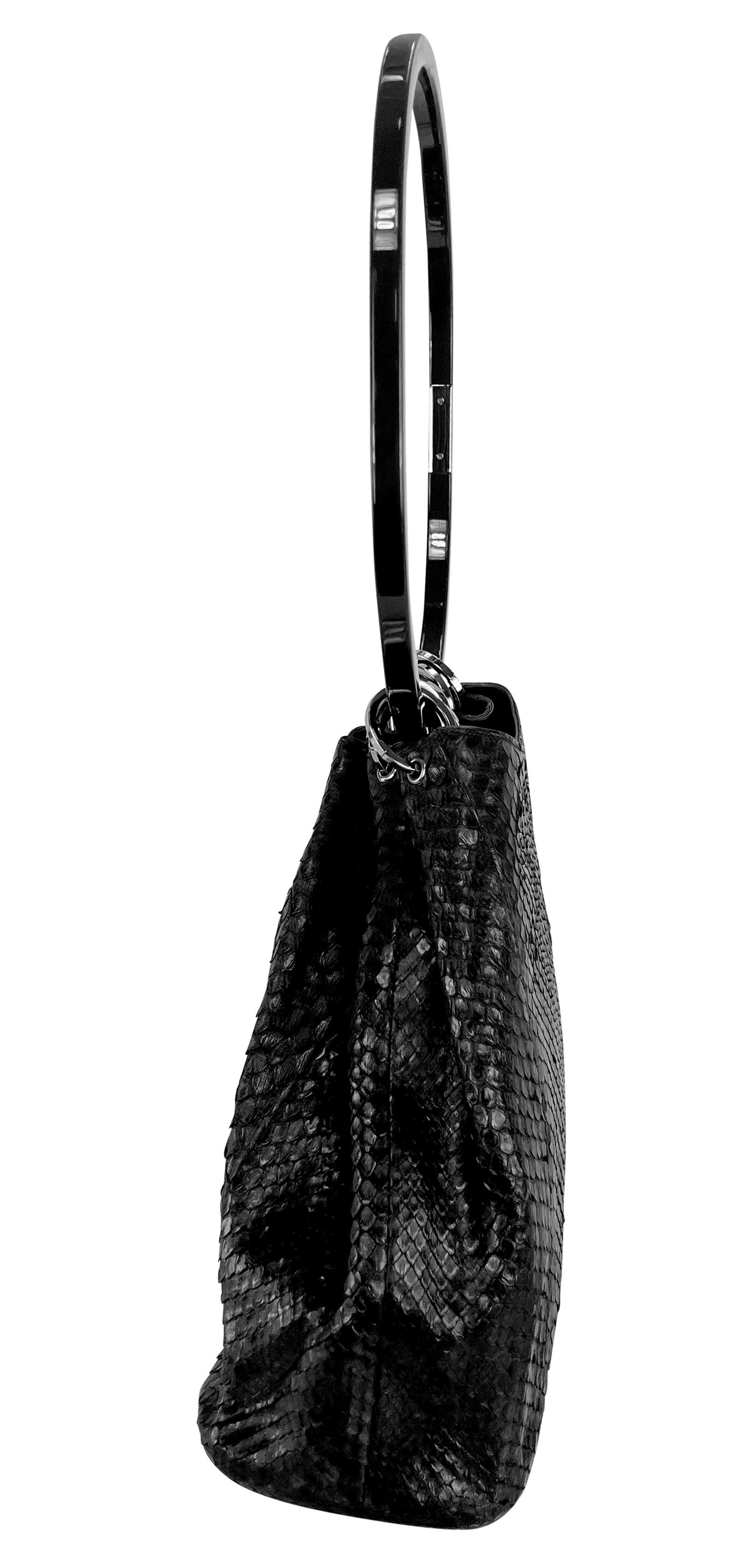 F/W 1999 Gucci by Tom Ford Runway Black Genuine Python Acrylic Ring Shoulder Bag For Sale 3