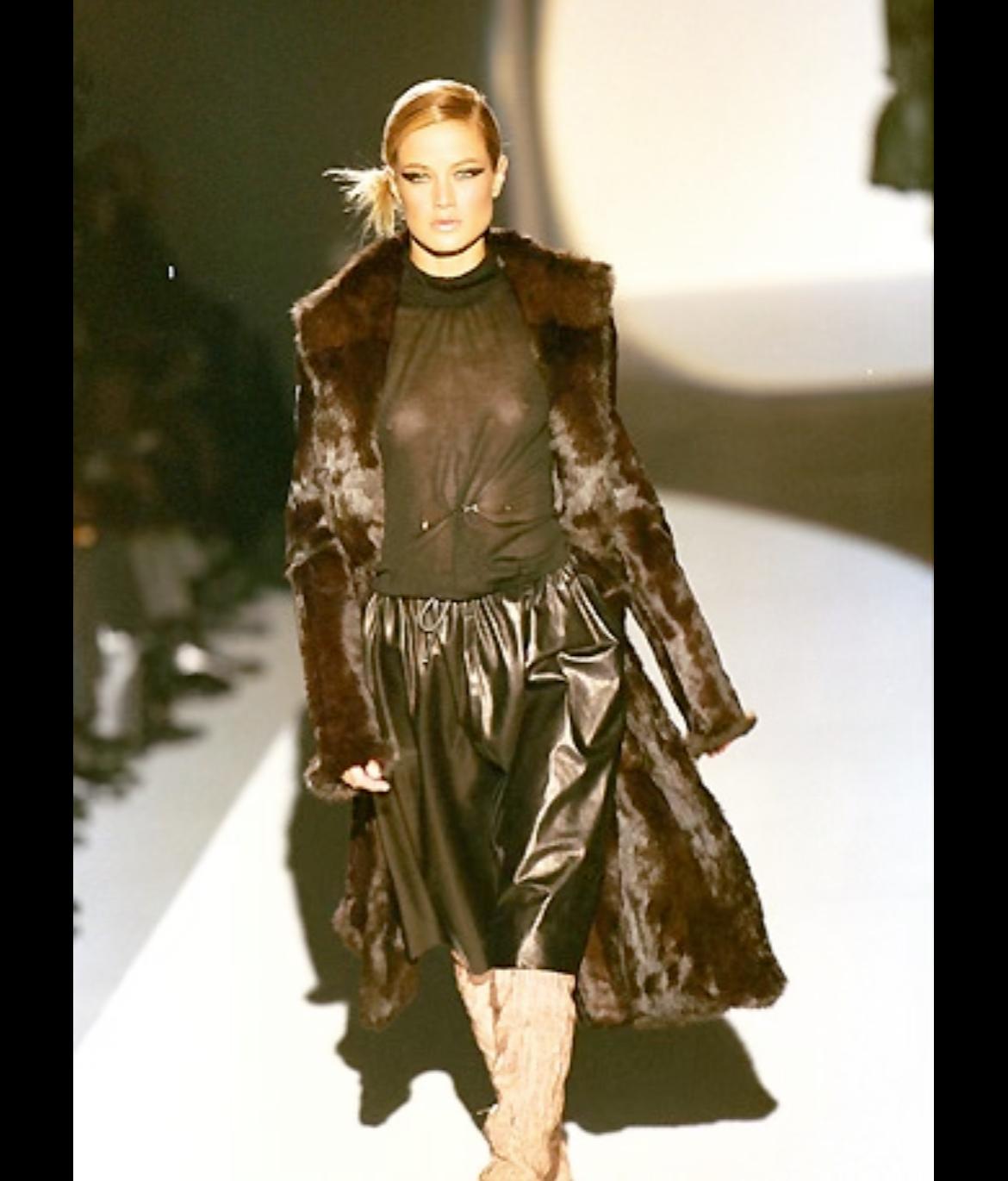 Ti presentiamo un'incredibile gonna di Gucci in pelle nera, disegnata da Tom Ford. Dalla collezione Autunno/Inverno 1999, questa gonna ha debuttato sulla passerella della stagione. Realizzata interamente in pelle, questa gonna presenta leggere