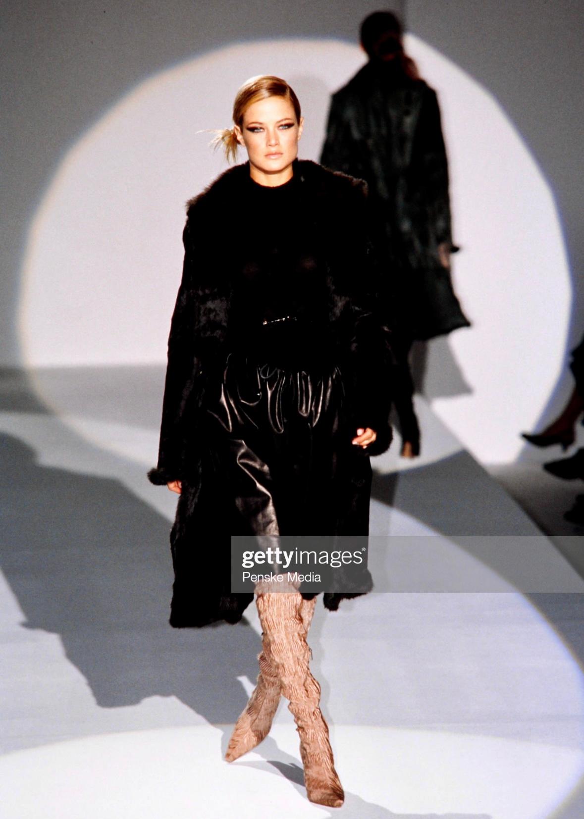 F/W 1999 Gucci by Tom Ford Runway Jupe ceinturée en cordon de cuir noir Pour femmes en vente