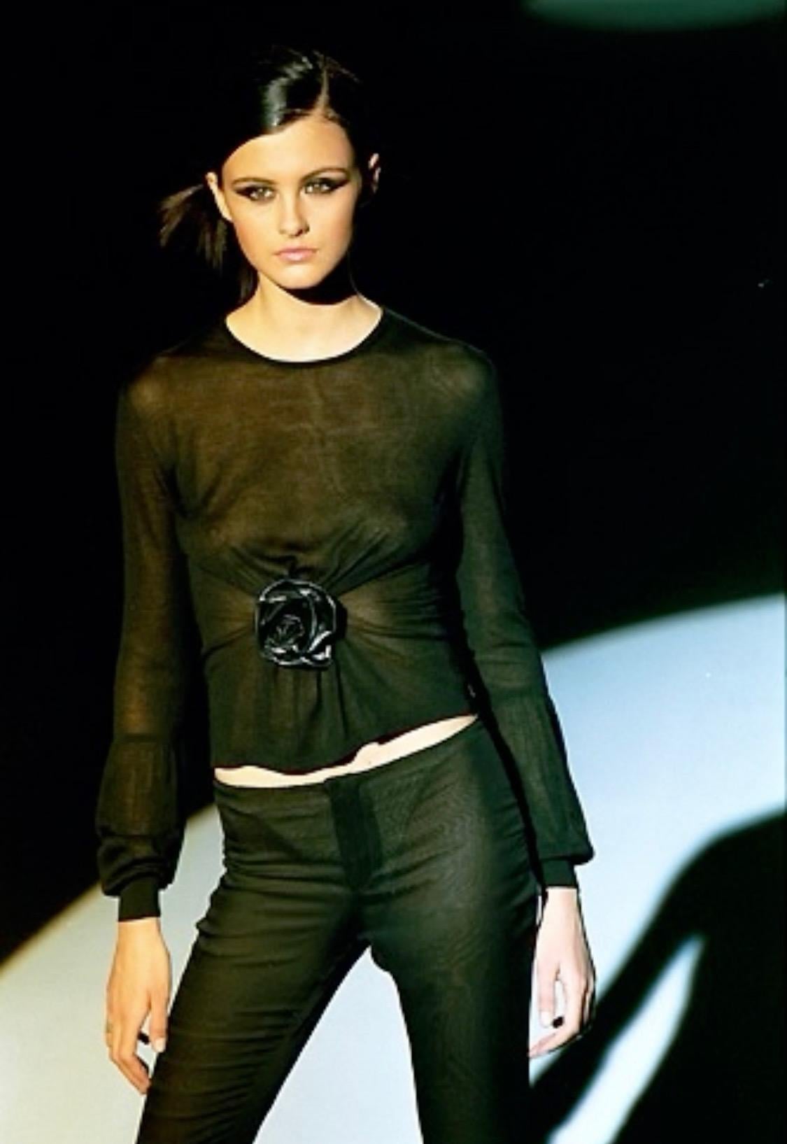 Wir präsentieren eine wunderschöne, halbdurchsichtige Gucci-Bluse mit einer Blumenapplikation aus Leder, entworfen von Tom Ford. Dieses Oberteil aus der Herbst/Winter-Kollektion 1999 wurde zum ersten Mal auf dem Laufsteg gezeigt und war auch in der