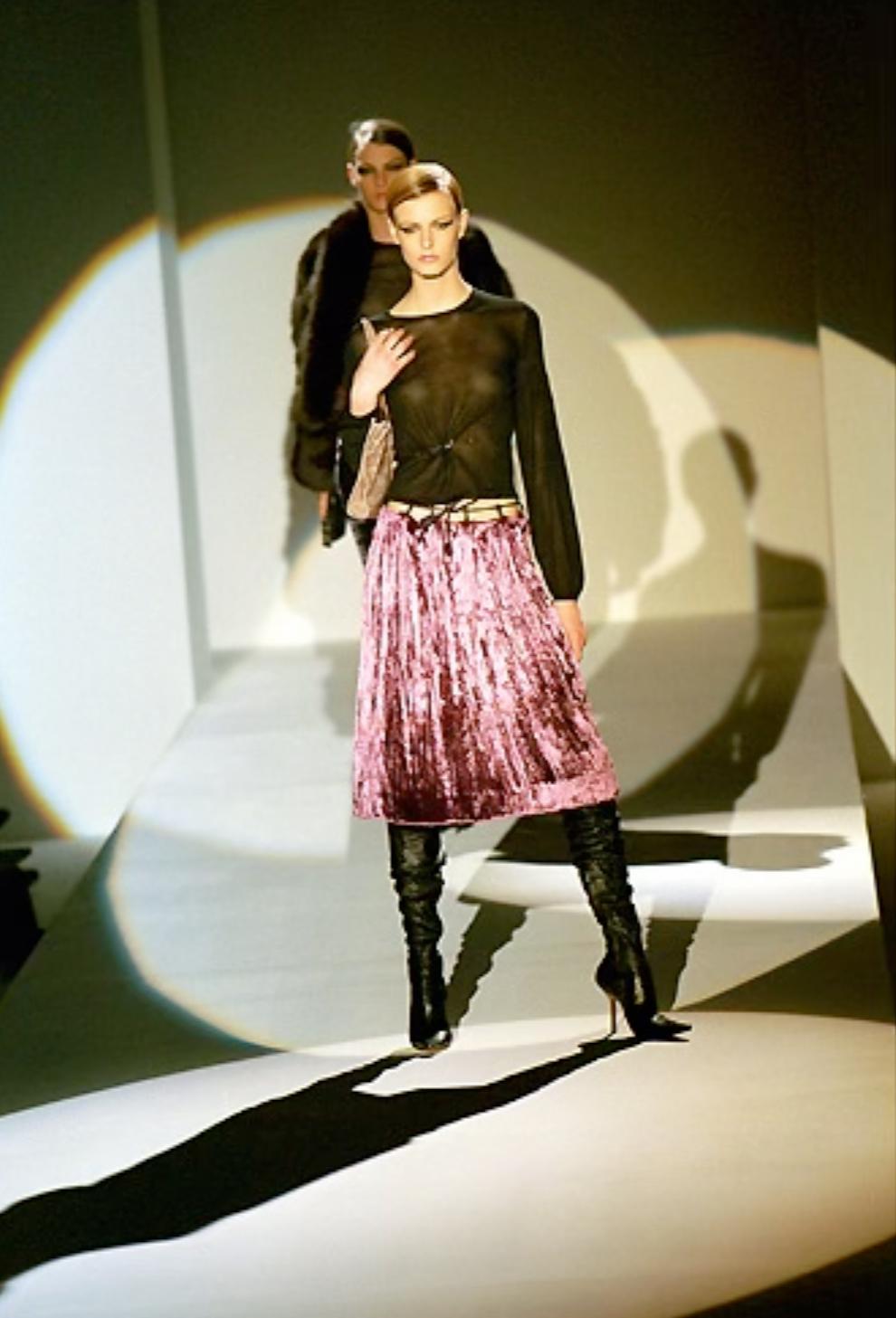 A/I 1999 Gucci by Tom Ford: Top in maglia di seta blu trasparente con spilla logo della passerella In condizioni ottime in vendita a West Hollywood, CA