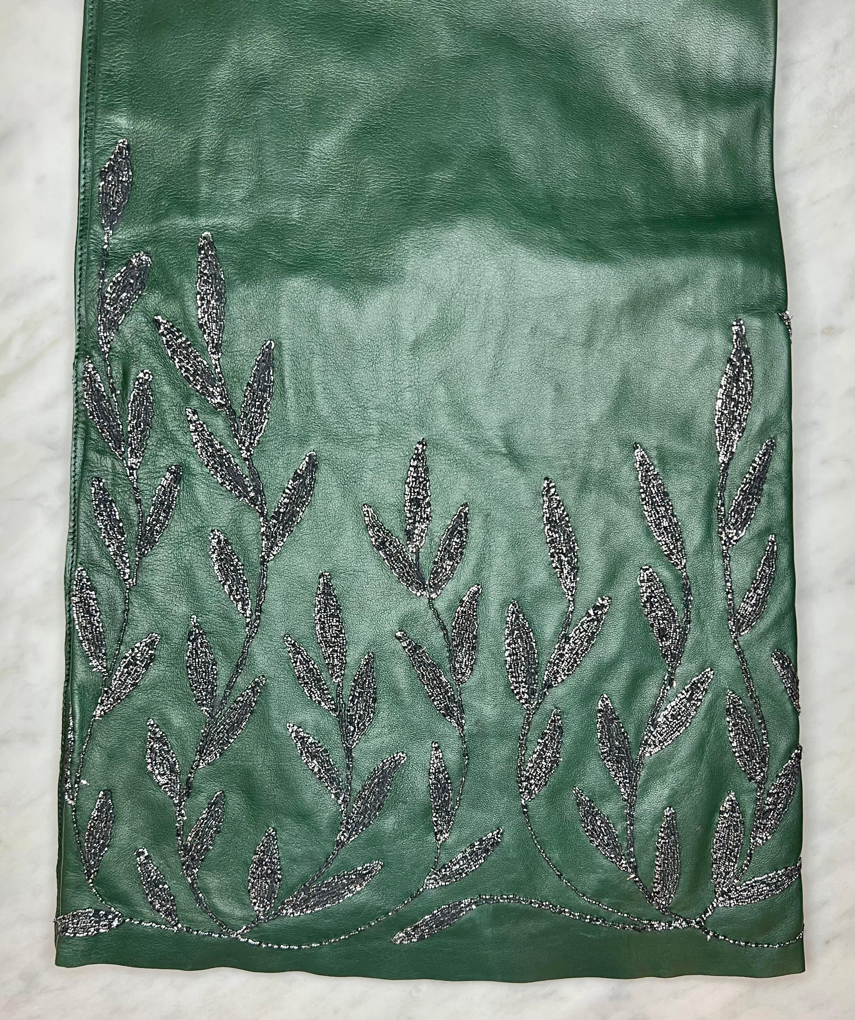 Pantalon évasé Gucci Tom Ford Runway A/H 1999 embelli en cuir vert documenté en vente 7