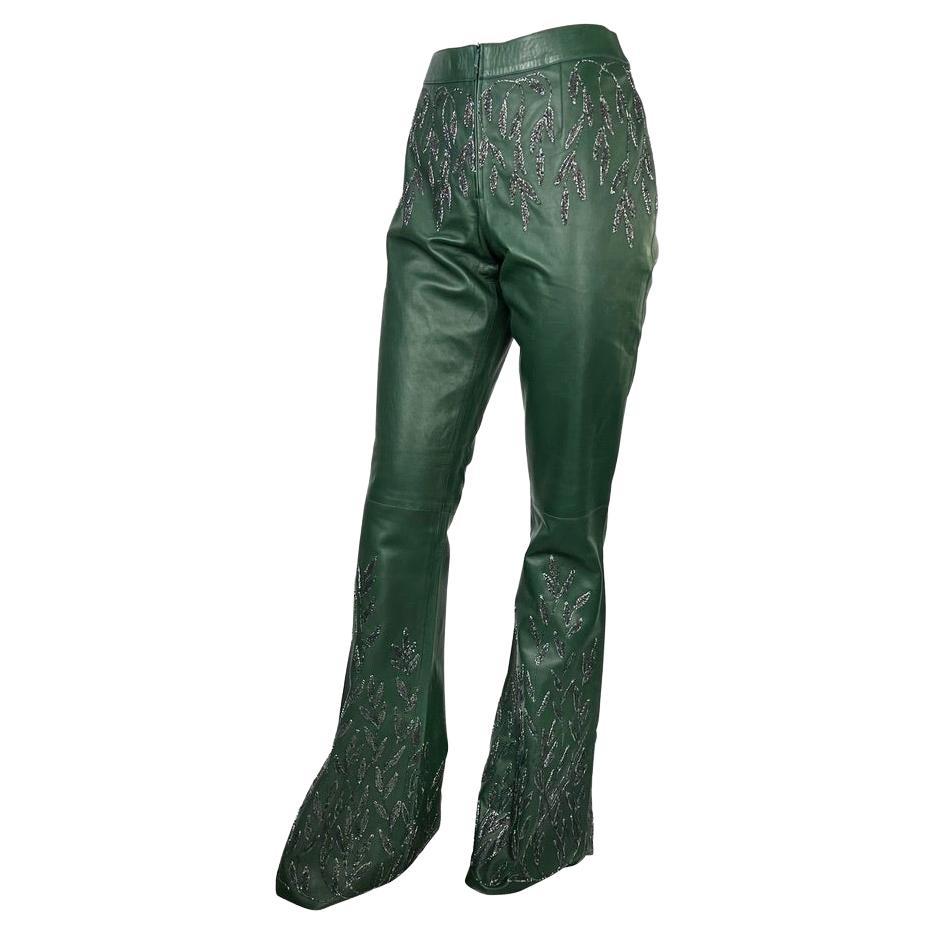 F/W 1999 Gucci Tom Ford Laufsteg verzierte aus grünem Leder ausgestellte Hose Dokumentiert (Schwarz) im Angebot