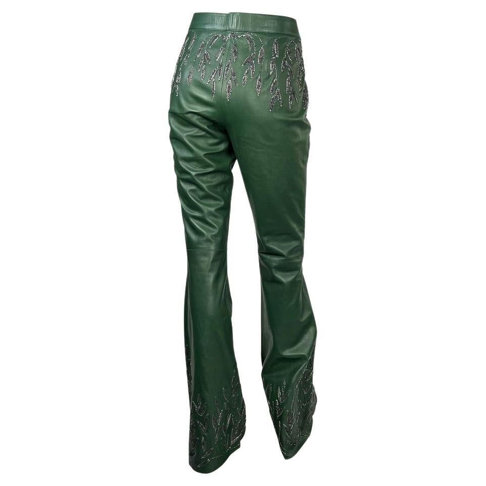 Pantalon évasé Gucci Tom Ford Runway A/H 1999 embelli en cuir vert documenté Pour femmes en vente