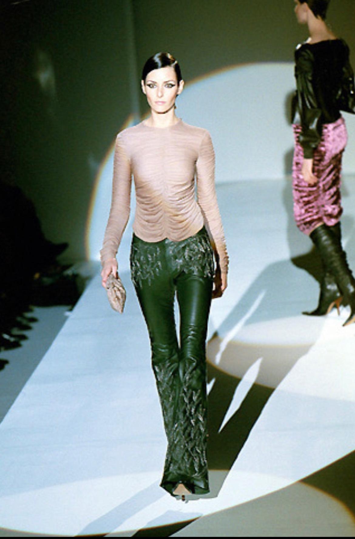 F/W 1999 Gucci Tom Ford Laufsteg verzierte aus grünem Leder ausgestellte Hose Dokumentiert im Angebot 1
