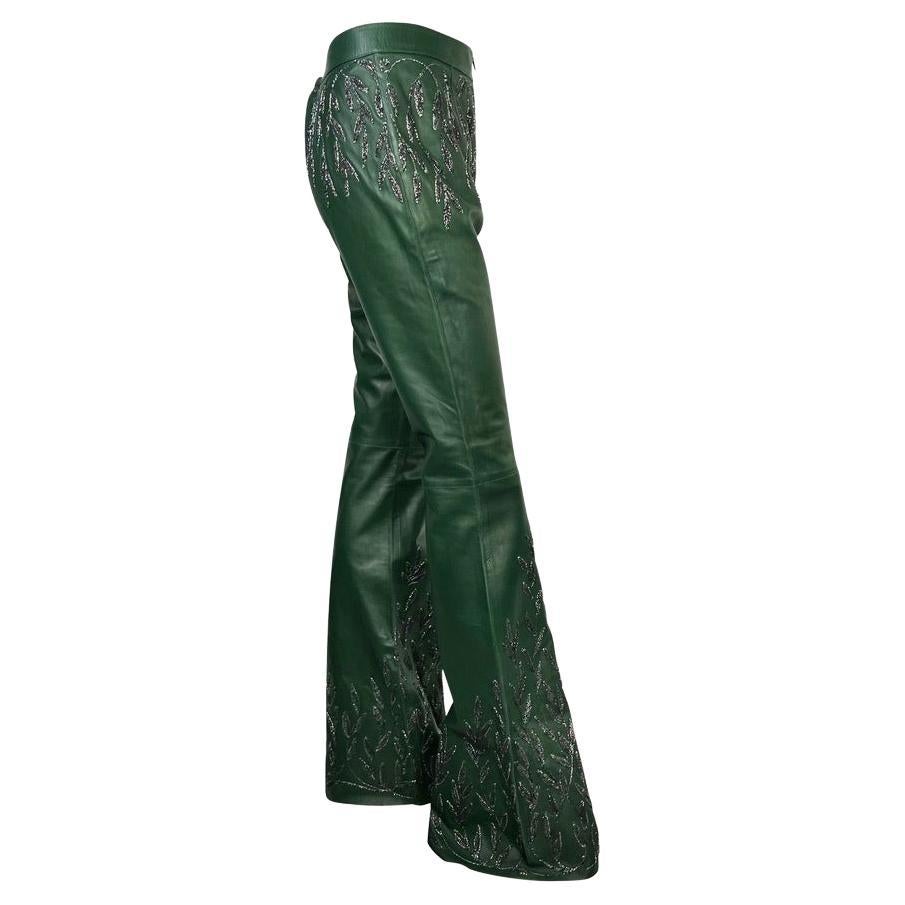 Pantalon évasé Gucci Tom Ford Runway A/H 1999 embelli en cuir vert documenté en vente 2