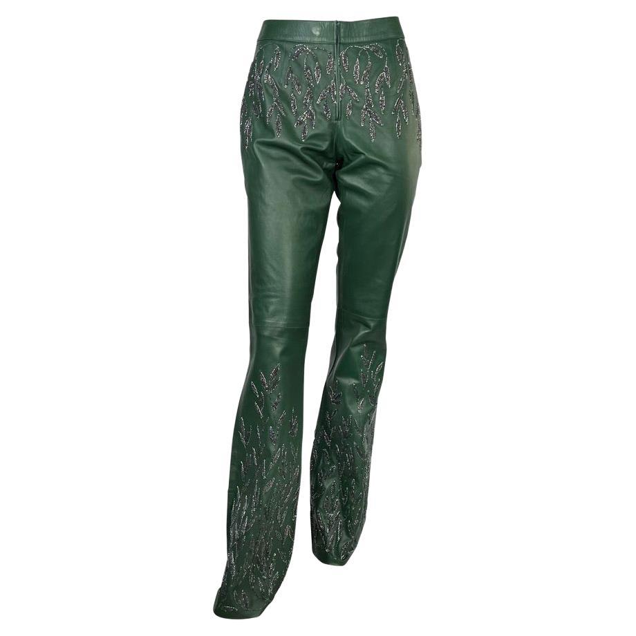 F/W 1999 Gucci Tom Ford Laufsteg verzierte aus grünem Leder ausgestellte Hose Dokumentiert im Angebot