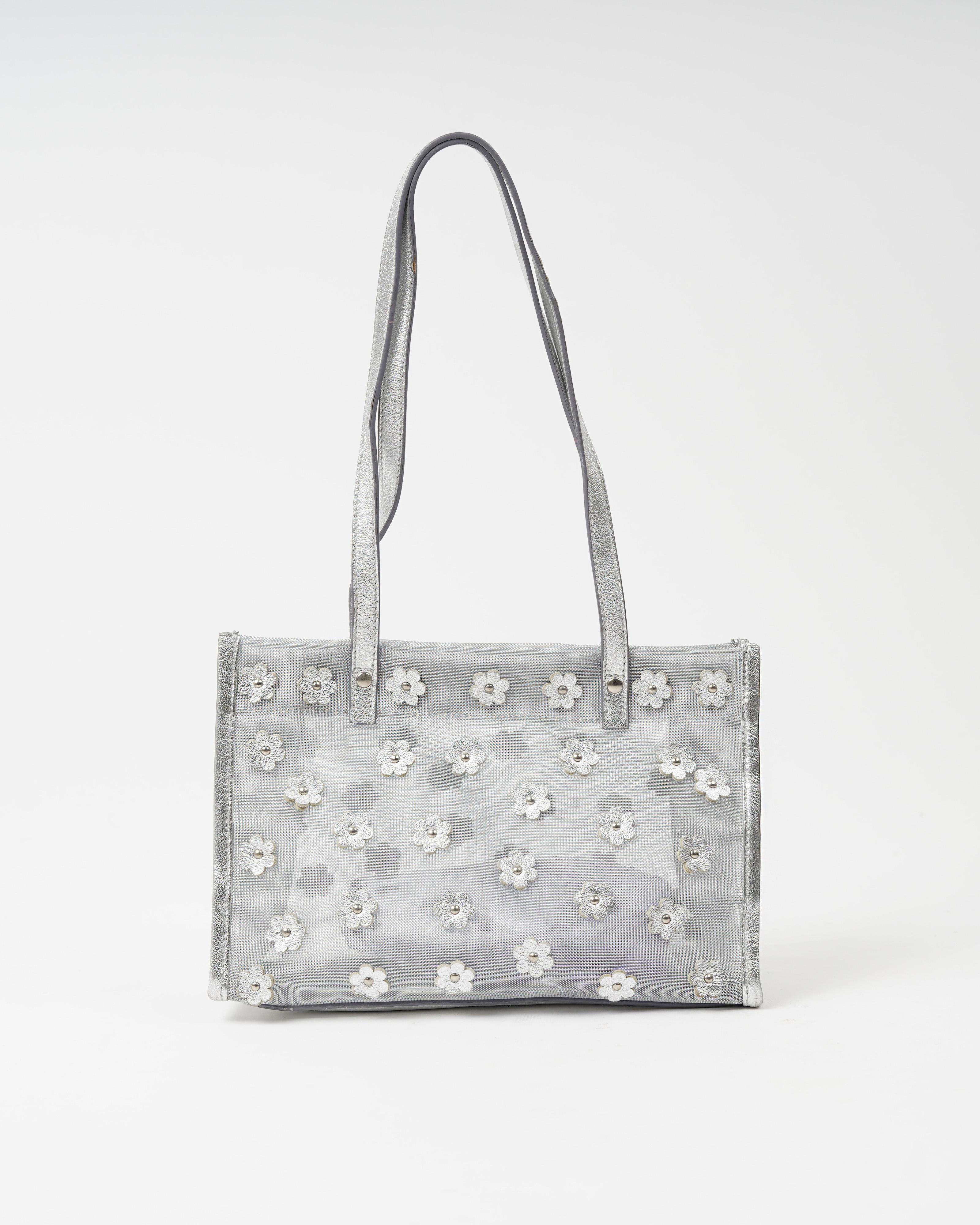 Ti presentiamo una borsa Miu Miu A/I 1999 in rete argento metallizzato con applicazioni di fiori borchiati. Con l'inizio del nuovo millennio, Miuccia Prada ha continuato a portare avanti la moda. La collezione A/I 1999 di Miu Miu era ricca di idee e