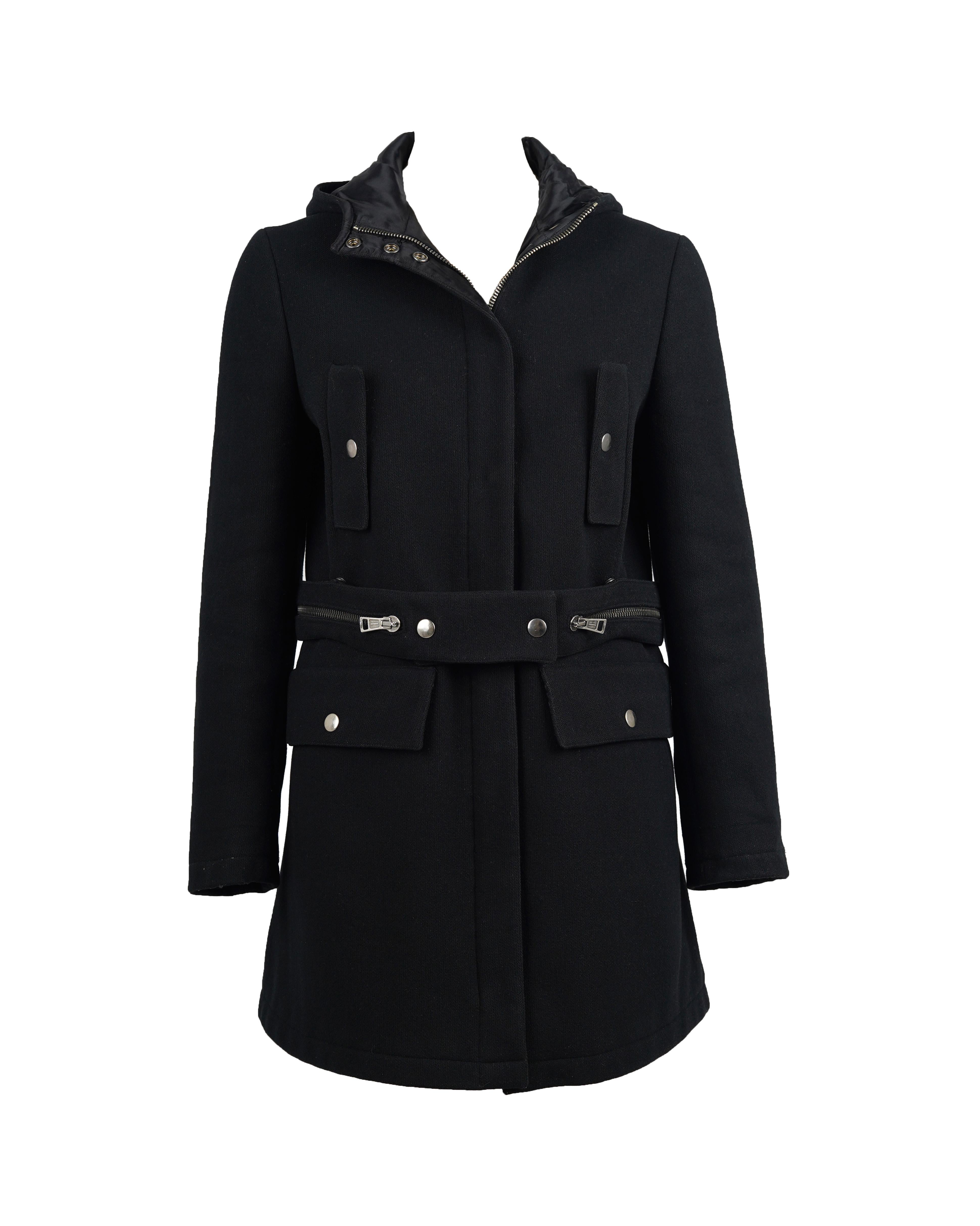 Questo cappotto con cappuccio della collezione A. Winter 1999 di Miu Miu è un raffinato esempio di sartoria utilitaristica arricchita da un tocco sovversivo e moderno, caratteristiche dell'estetica del marchio sotto la guida di Miuccia Prada alla