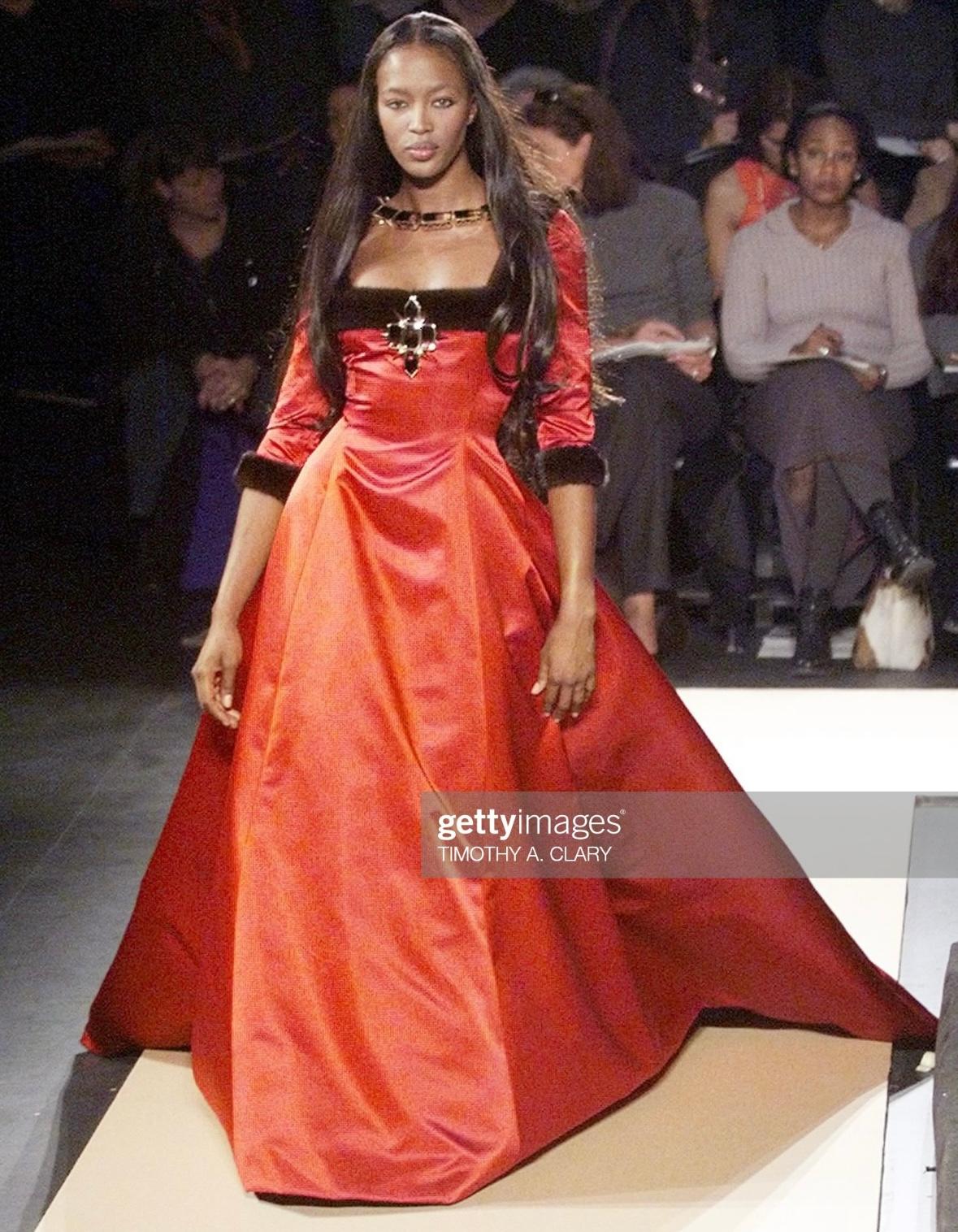F/W 1999 Oscar de la Renta Naomi Campbell Runway Red Silk Satin Regal Mink Gown For Sale 1