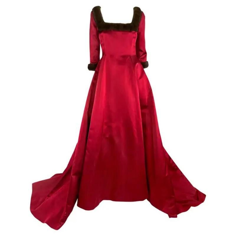 Oscar de la Renta - Robe de défilé Naomi Campbell en satin de soie rouge et vison royal, automne-hiver 1999
