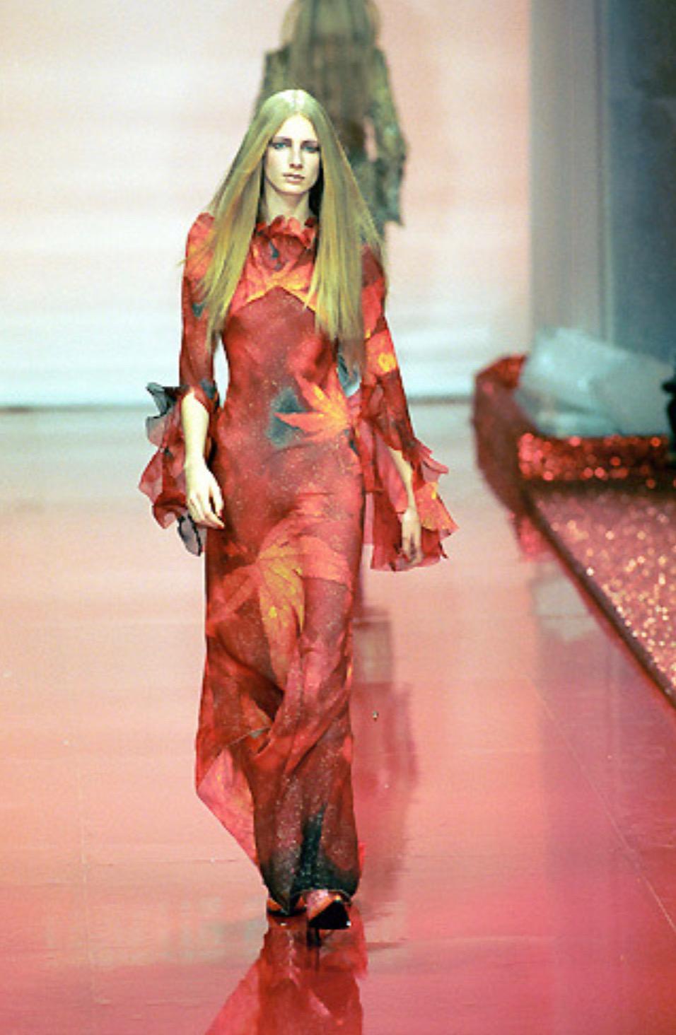 Présentation d'une robe Roberto Cavalli en velours rouge imprimée de feuilles. Issu de la collection automne/hiver 1999, cet imprimé feuille d'érable rouge très recherché a fait ses débuts sur les podiums de la saison. Cette robe en velours comporte
