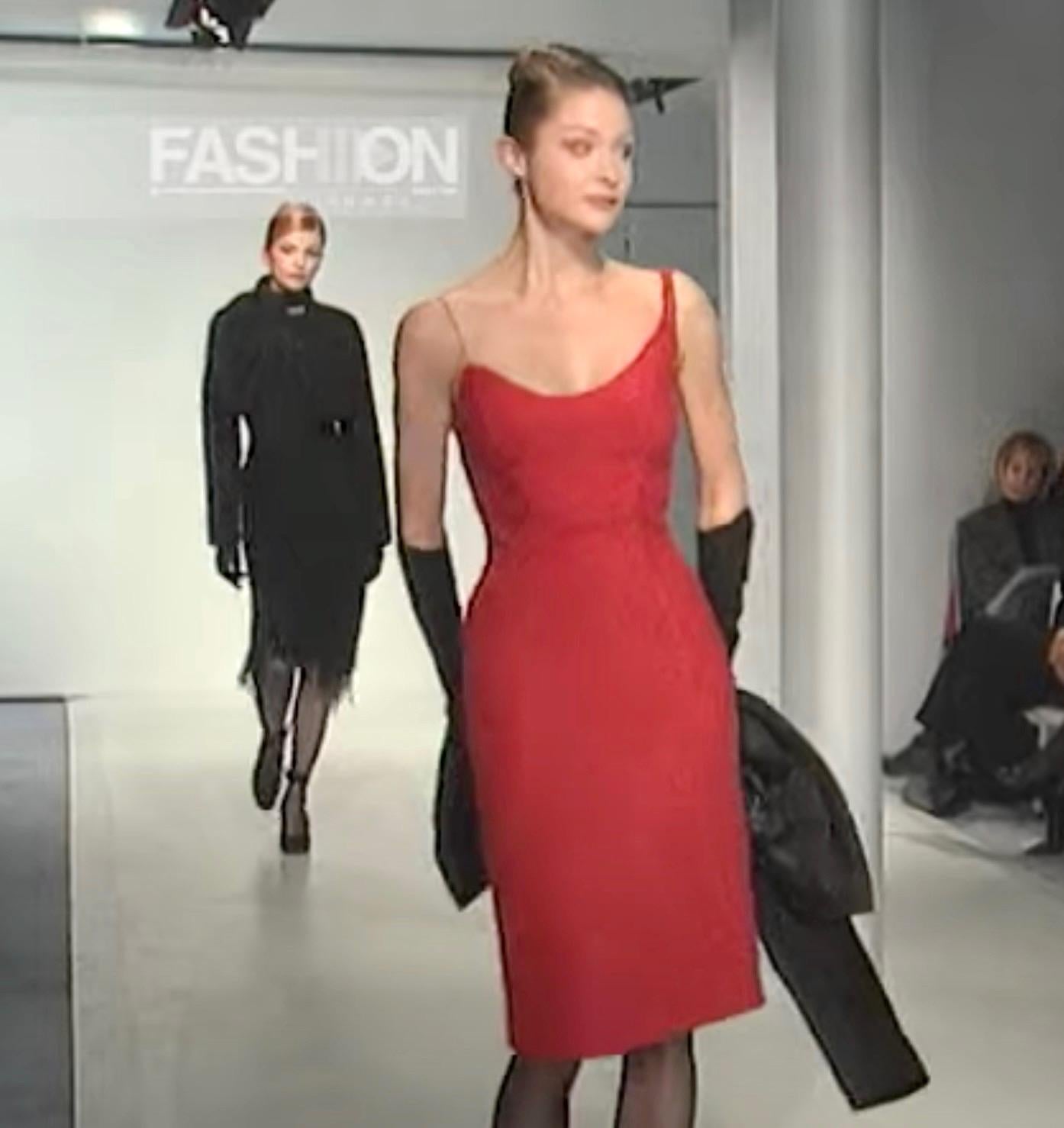 Wir präsentieren ein leuchtend rotes Bouclé-Strickkleid aus Wollgemisch, das Thierry Mugler für seine Herbst/Winter-Kollektion 1999 entworfen hat. Dieses Modell wurde als Look Nummer 15 bei der Laufstegpräsentation der Saison vorgestellt und zeigt