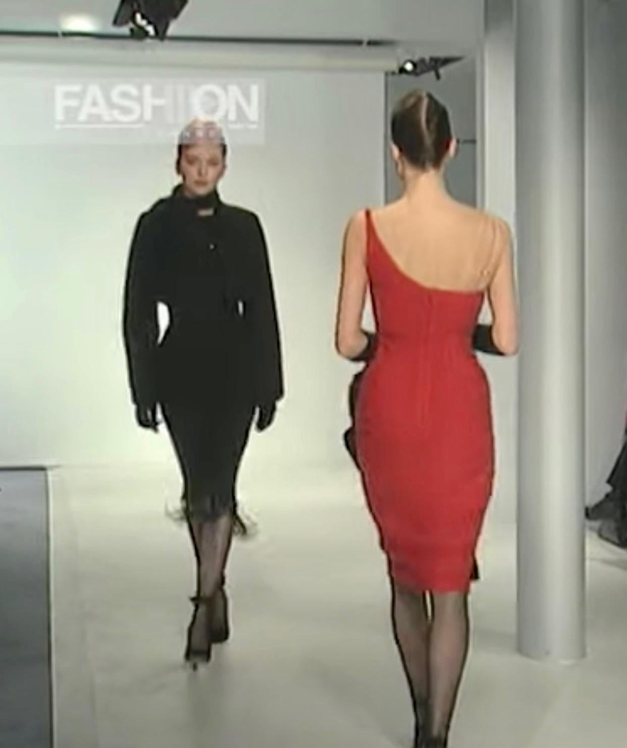 F/W 1999 Thierry Mugler Rotes Buclé Asymmetrische Kette Laufsteg Bodycon Kleid aus Wolle Damen im Angebot