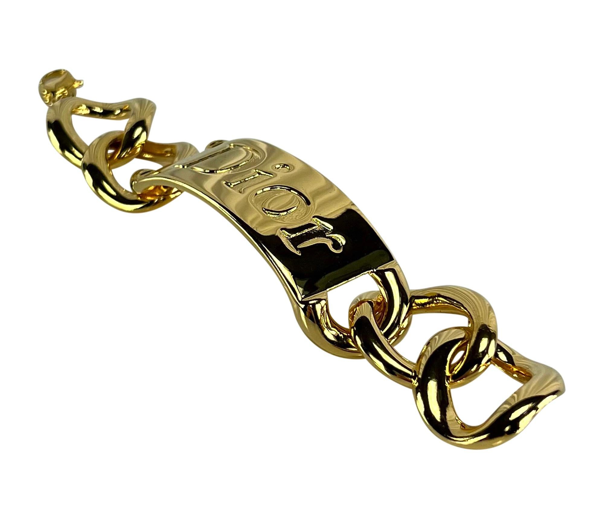 Christian Dior par John Galliano, bracelet à chaîne en or avec logo et étiquette de défilé, A/H 2000 en vente 1