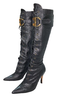 F/W 2000 Christian Dior Laufsteg Stiletto-Stiefel aus schwarzem Schlangenhaut mit Logo 40