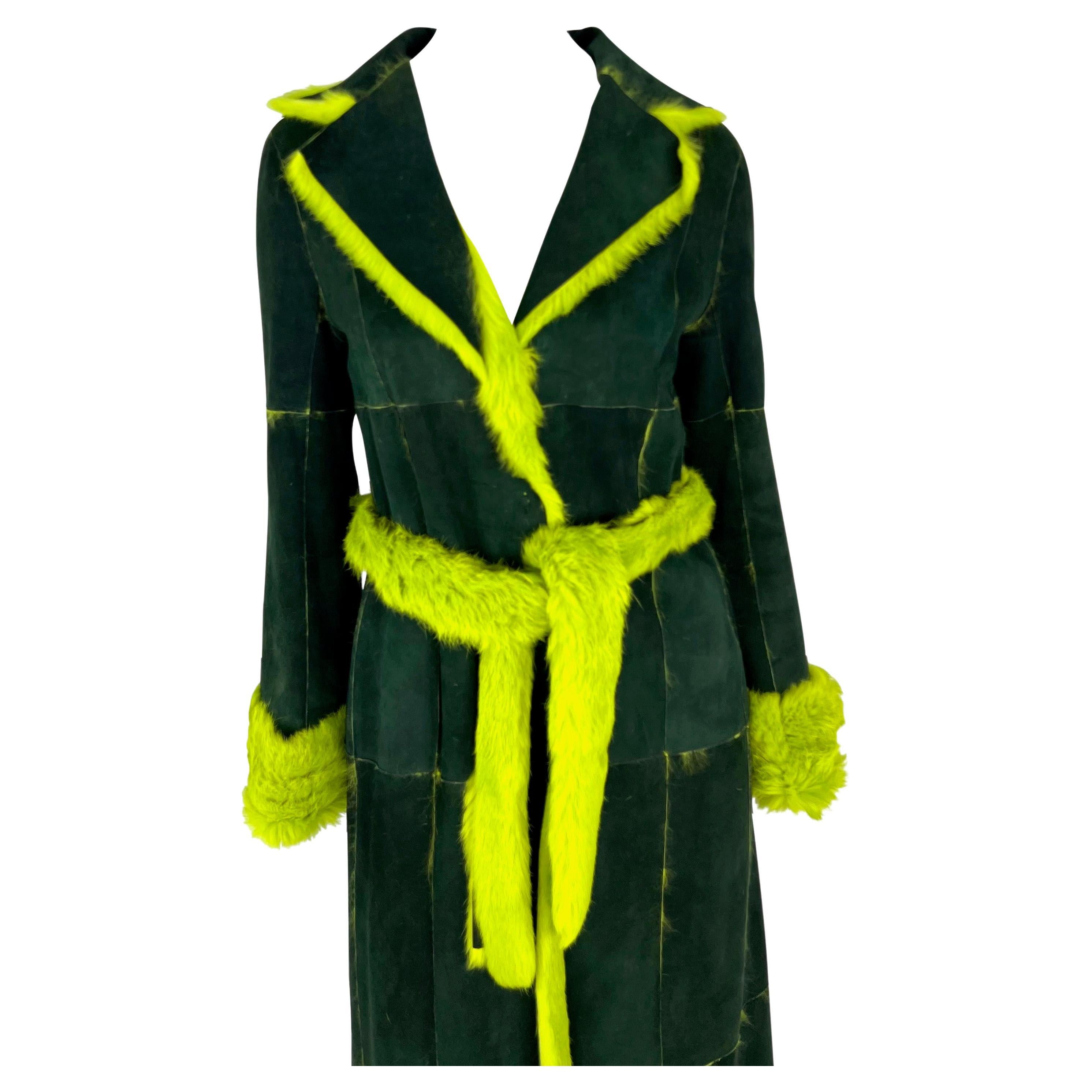 Noir Dolce & Gabbana, imperméable ceinturé en daim et fourrure véritable vert acide, A/H 2000 en vente