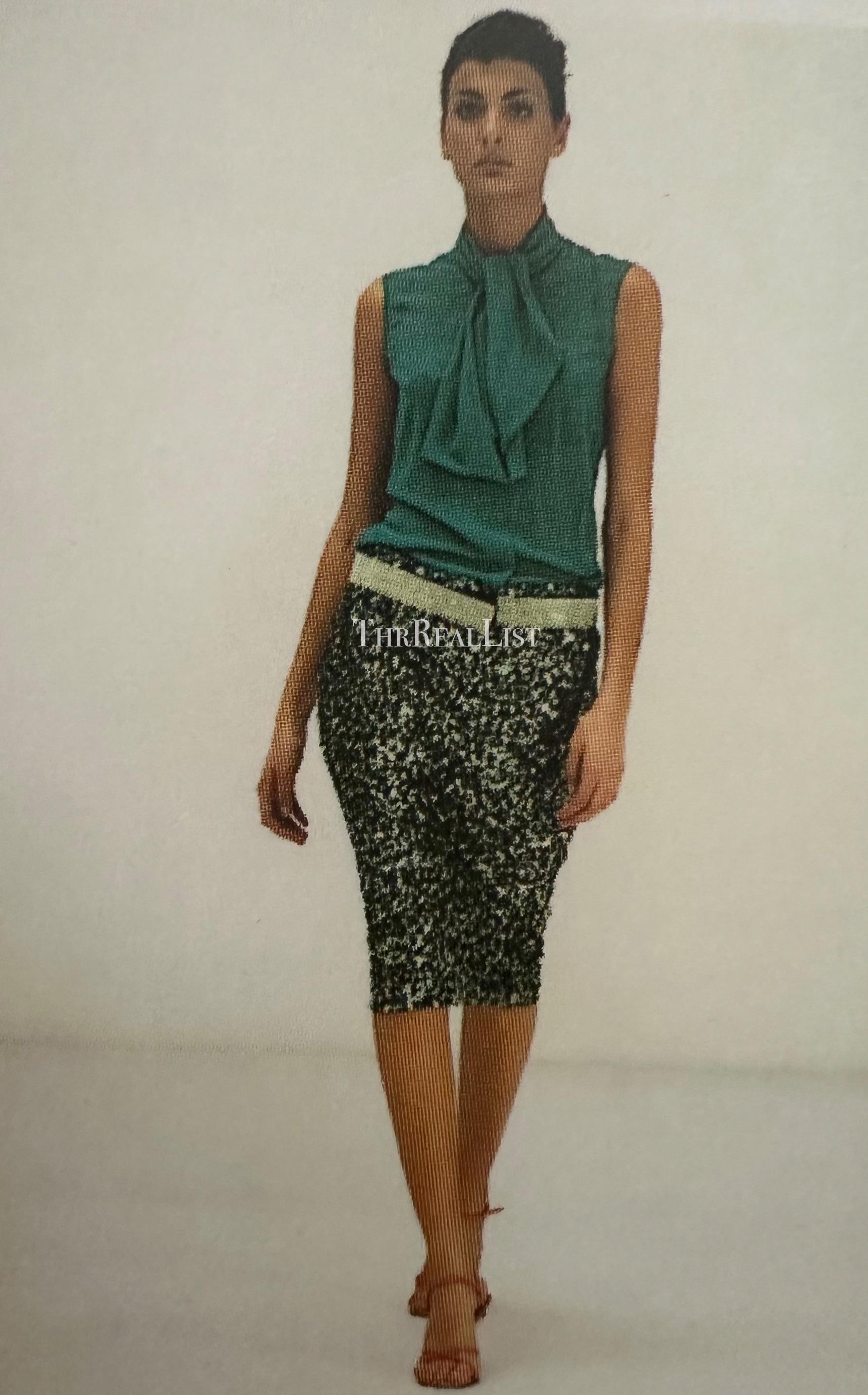 Dall'Autunno/Inverno 2000, questa cintura di Dolce & Gabbana ha debuttato come look numero 126 sulla passerella della stagione. Questa cintura scintillante è ricoperta di strass Swarovski verde chiaro ed è dotata di una chiusura in velcro. 

Misure