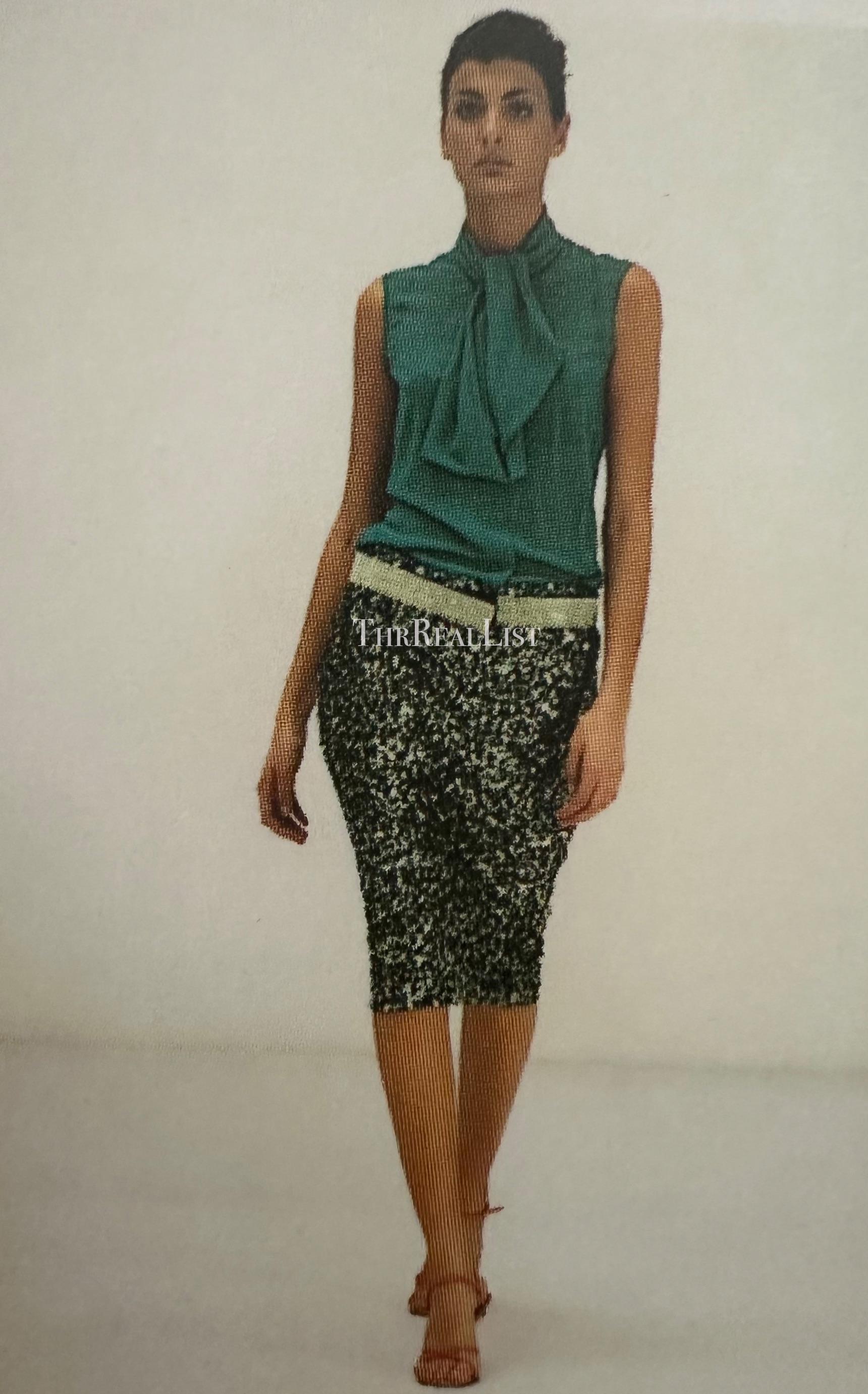 Dieser Gürtel von Dolce & Gabbana wurde im Herbst/Winter 2000 als Look Nummer 126 auf dem Laufsteg präsentiert. Dieser glitzernde Gürtel ist mit hellgrünen Swarovski-Strasssteinen besetzt und wird mit einem Klettverschluss geschlossen. 

Ungefähre
