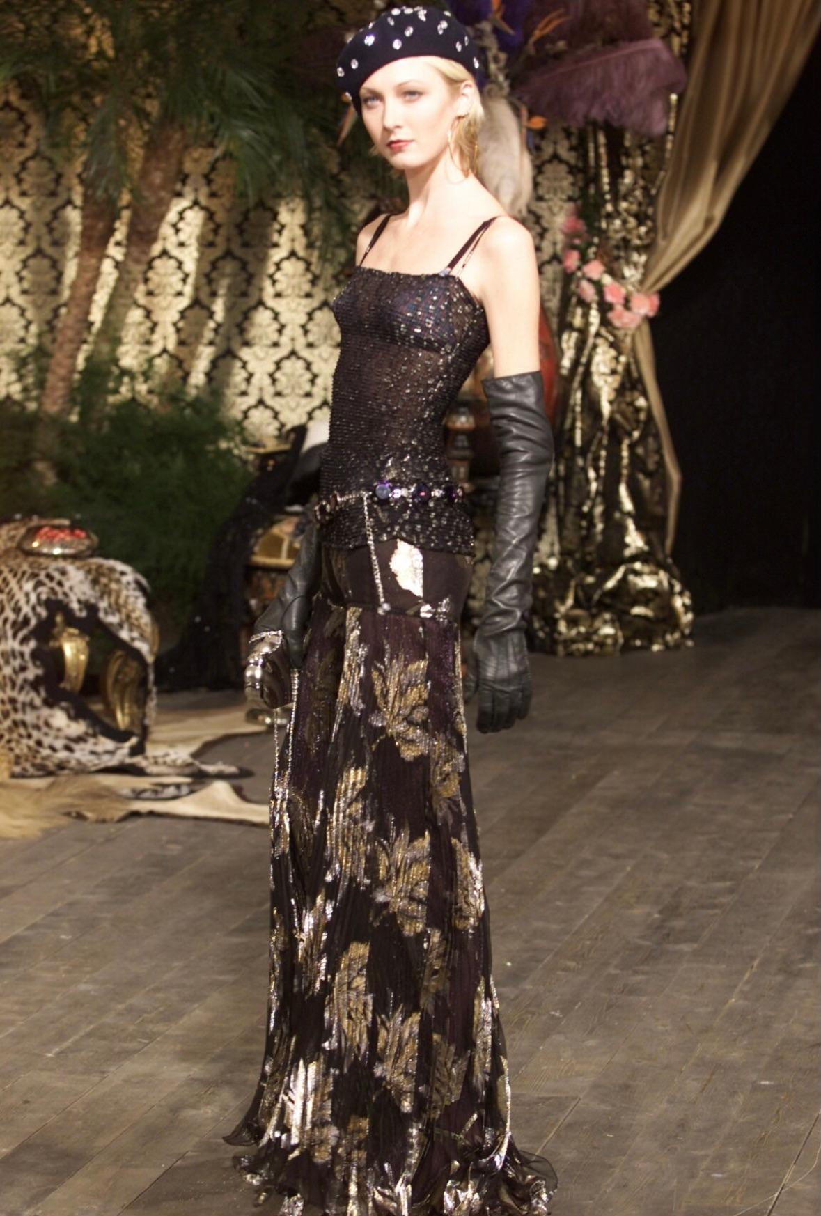 Ich präsentiere eine fabelhafte schwarze Baskenmütze von Dolce und Gabbana mit Kristallbesatz. Diese schicke Baskenmütze aus der Herbst/Winter-Kollektion 2000 wurde erstmals auf dem Laufsteg gezeigt und war auch in der Werbekampagne der Saison zu
