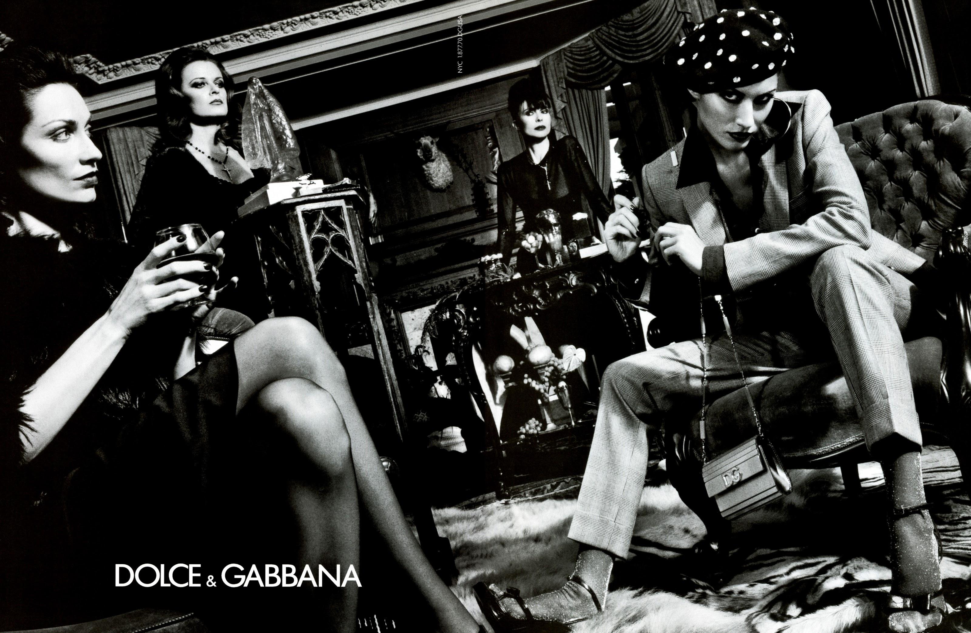 H/W 2000 Dolce & Gabbana Laufsteg Ad Lila Strass Schwarzer Beret Hut mit Strass im Zustand „Gut“ im Angebot in West Hollywood, CA