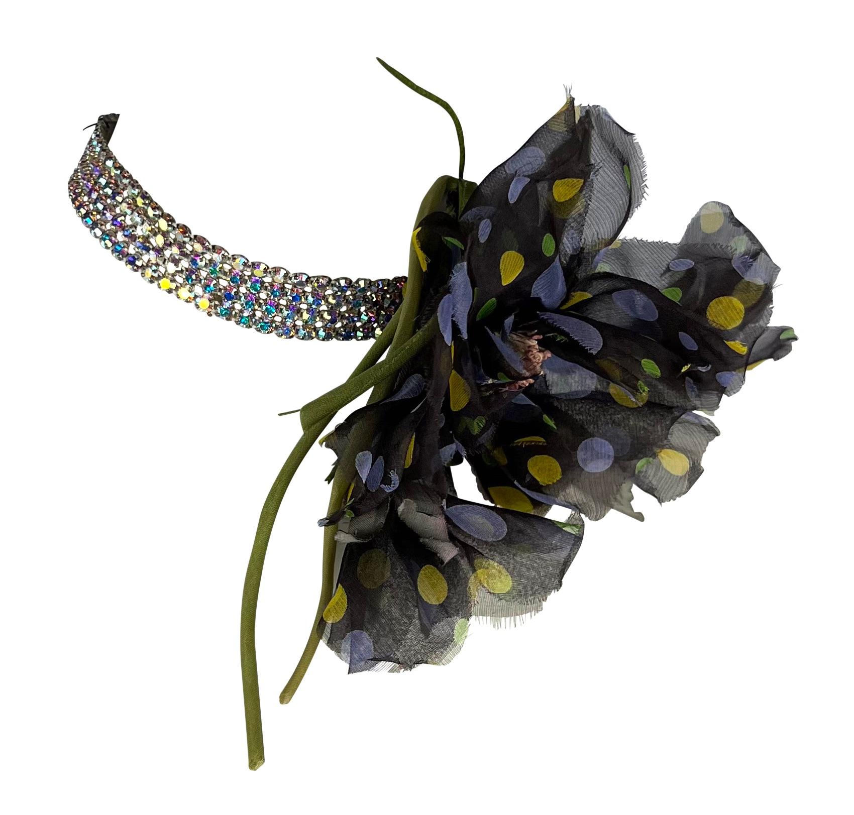 Faites-vous remarquer avec ce tour de cou en strass Dolce & Gabbana, un accessoire étincelant de la collection automne-hiver 2000. Ce tour de cou présente des rangées de cristaux irisés qui captent la lumière à chaque mouvement. L'élément marquant