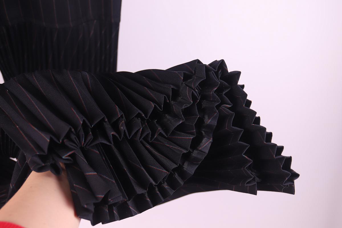 F/W 2000 Dolce & Gabbana Wool Pleated Trousers Vintage early 2000s In Excellent Condition For Sale In Алматинский Почтамт, KZ