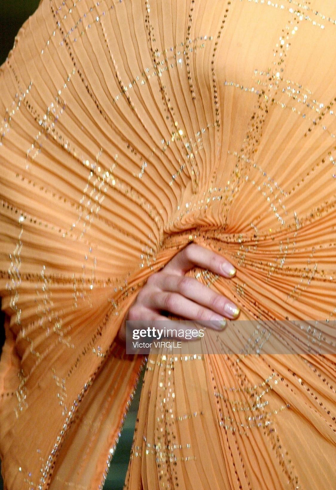 Robe plissée noire à boucle grecque Gianni Versace by Donatella, A/H 2000 Bon état - En vente à West Hollywood, CA