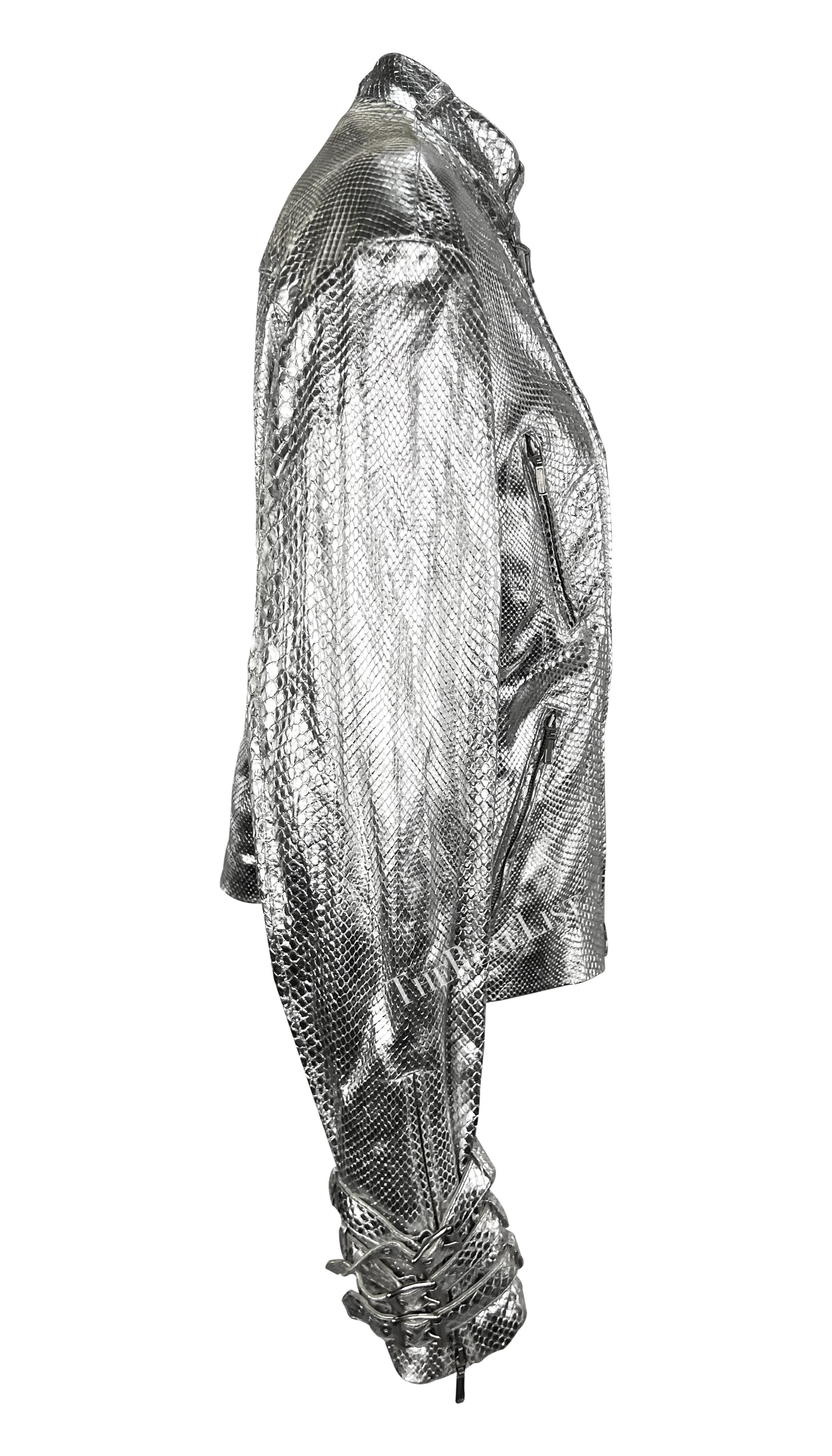 A/I 2000 Donatella Versace for Gianni Versace Uomo Giacca Moto Zip Pitone Argento in vendita 8
