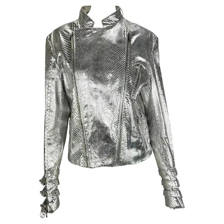F/W 2000 Gianni Versace by Donatella Mens Runway Chaqueta Moto con Cremallera de Pitón Plateado