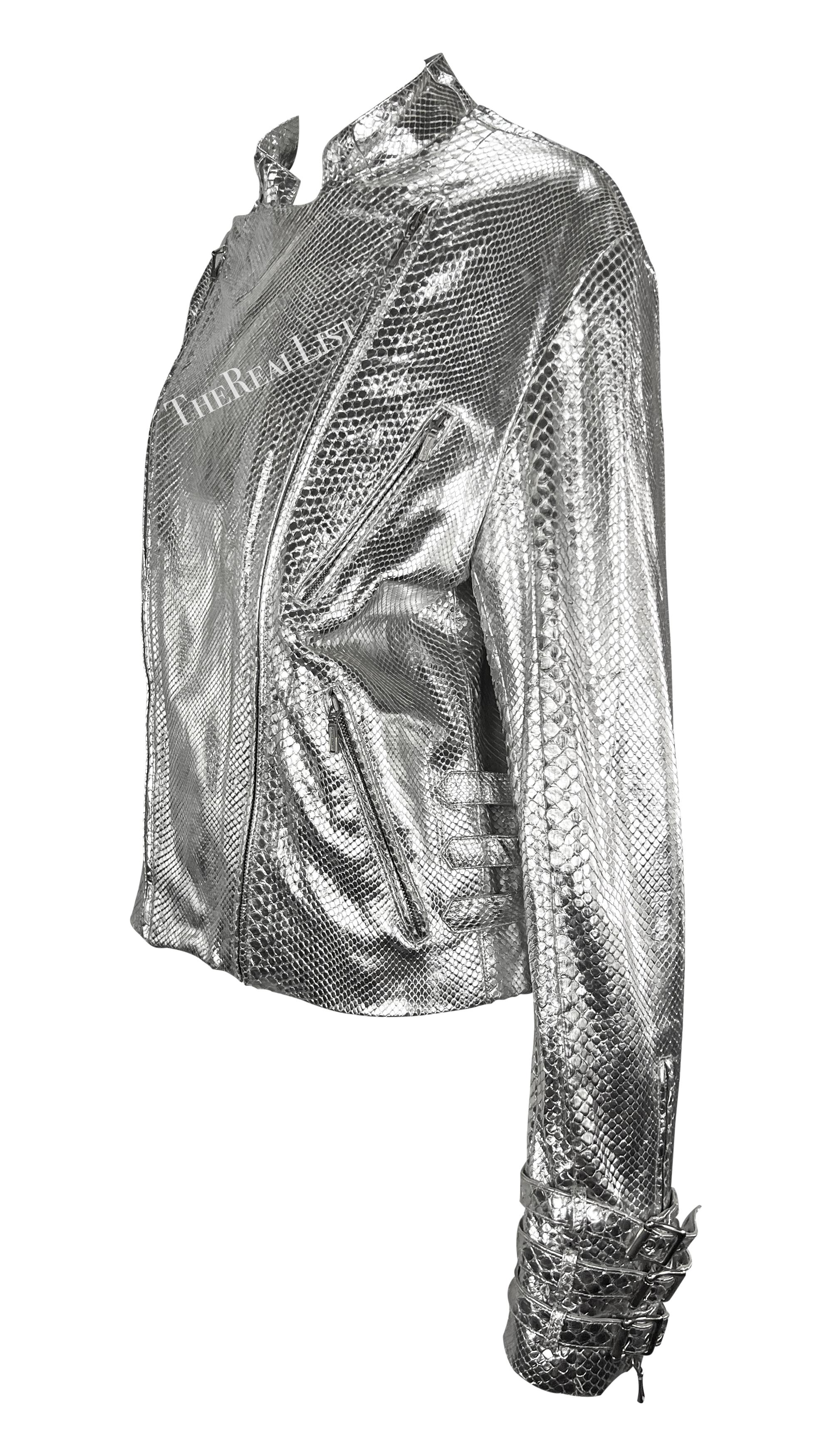 A/I 2000 Donatella Versace for Gianni Versace Uomo Giacca Moto Zip Pitone Argento in vendita 3