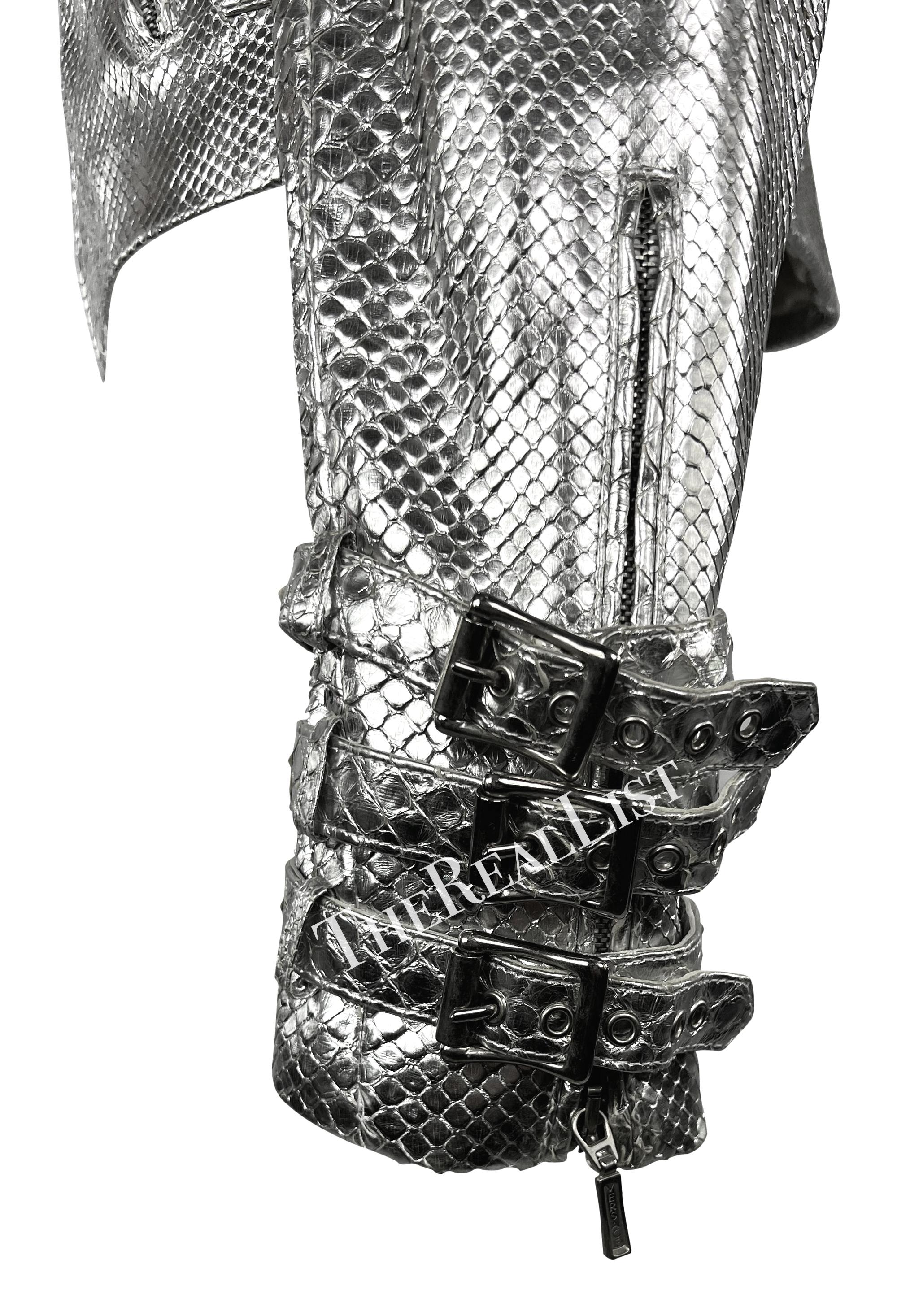 A/I 2000 Donatella Versace for Gianni Versace Uomo Giacca Moto Zip Pitone Argento in vendita 4