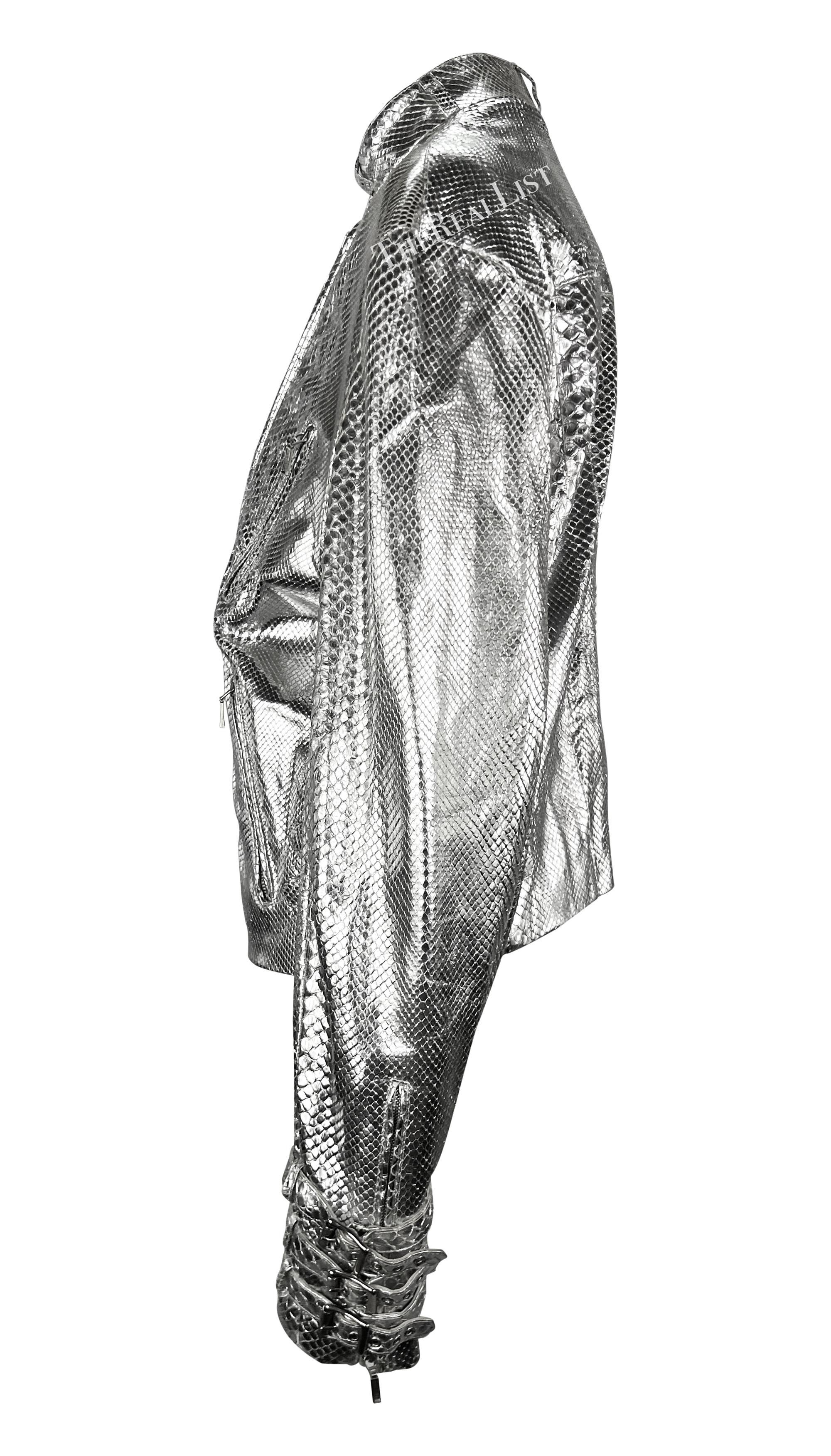 A/I 2000 Donatella Versace for Gianni Versace Uomo Giacca Moto Zip Pitone Argento in vendita 5