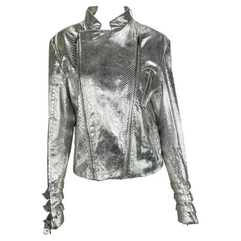 Veste Moto zippée Gianni Versace by Donatella Mens Runway en python argenté, A/H 2000