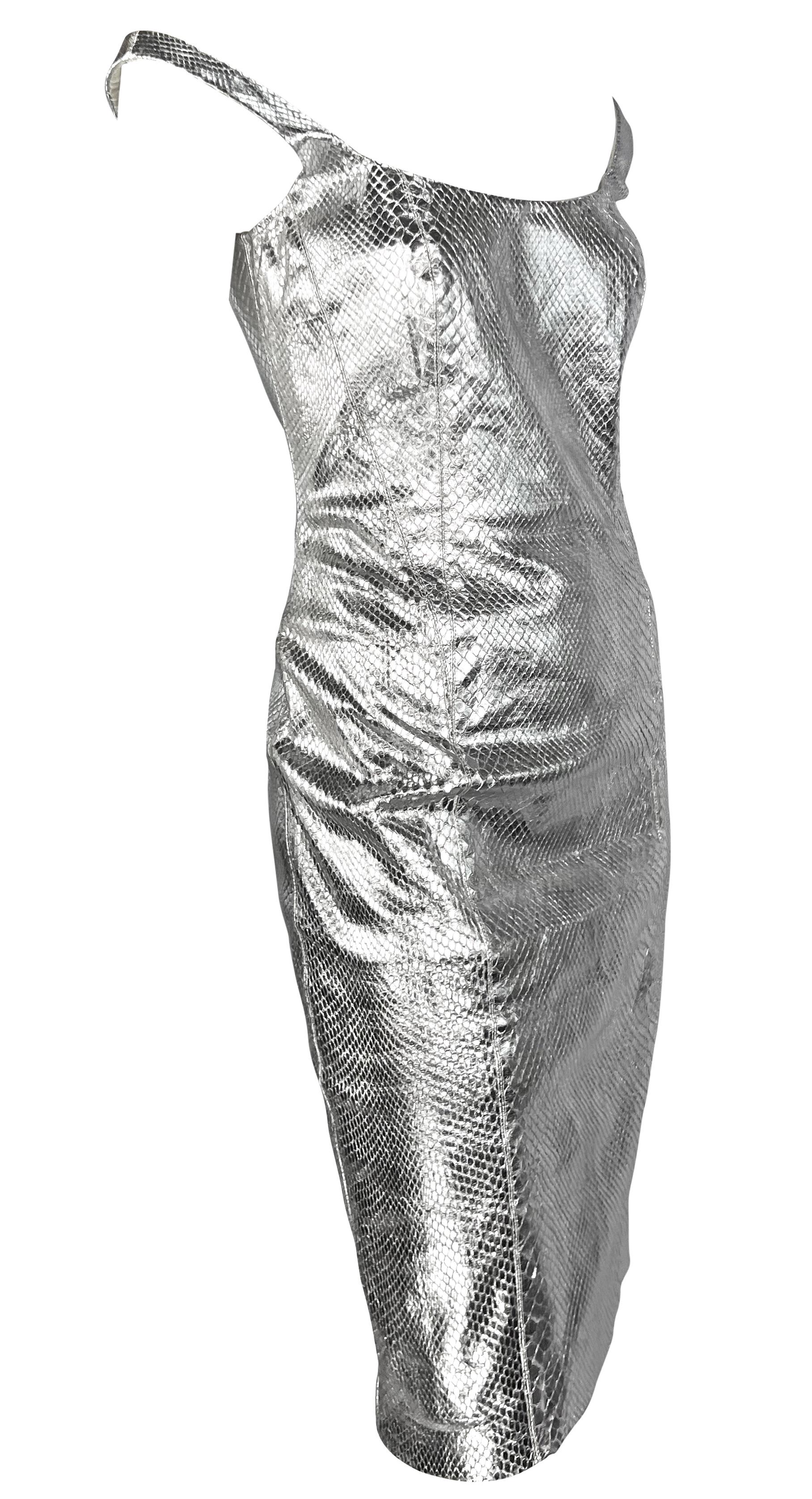 Robe de défilé Gianni Versace by Donatella Runway en peau de python métallique argenté, A/H 2000 en vente 7