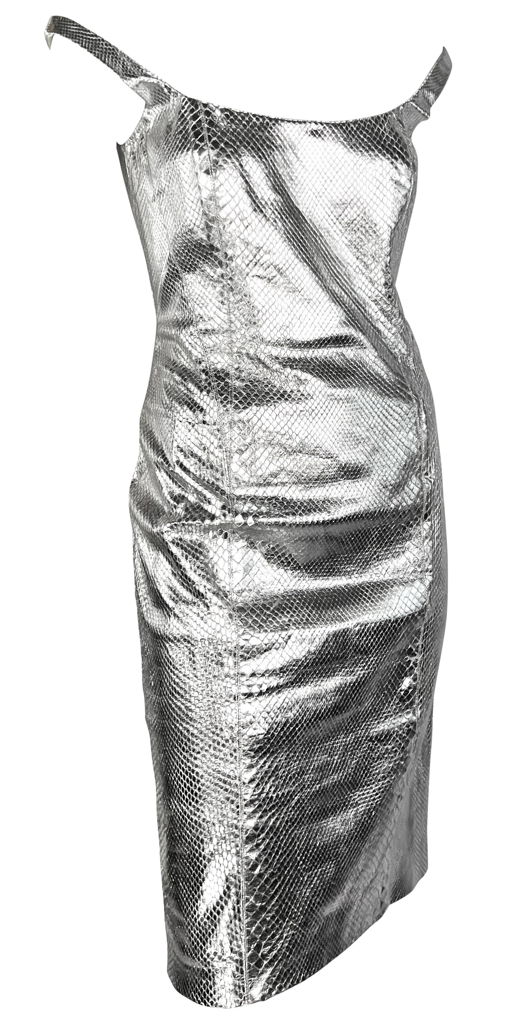 Robe de défilé Gianni Versace by Donatella Runway en peau de python métallique argenté, A/H 2000 en vente 8