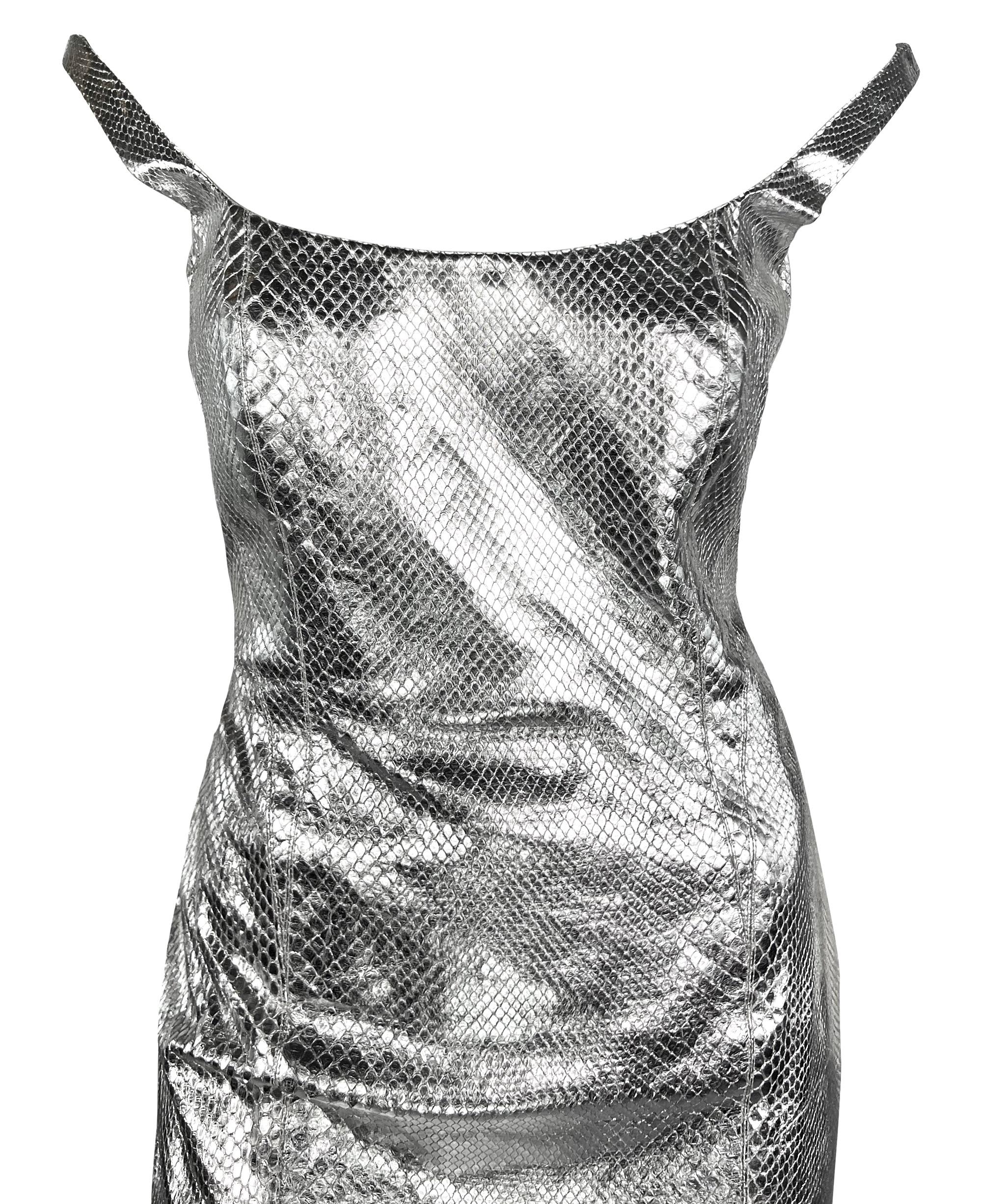 F/W 2000 Gianni Versace by Donatella Laufsteg Silbernes Metallic-Kleid aus Pythonhaut Damen im Angebot