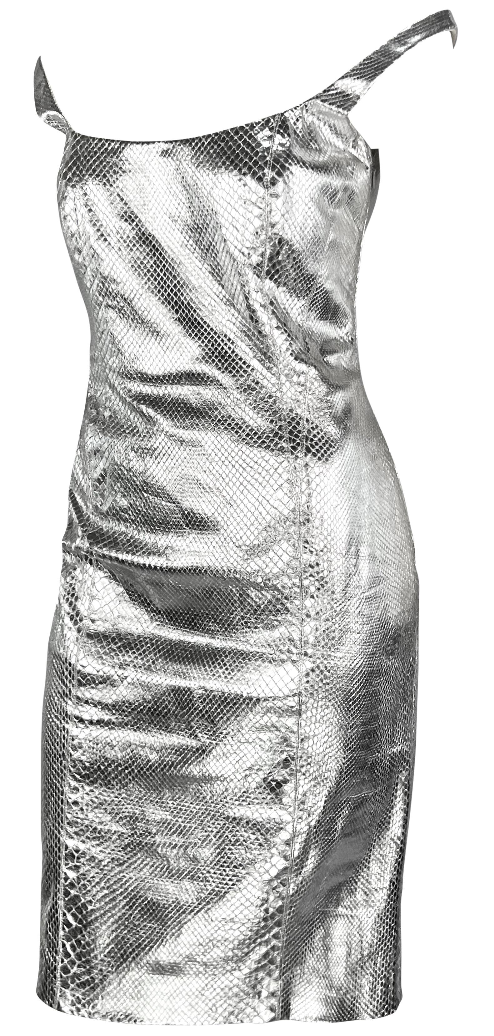 Robe de défilé Gianni Versace by Donatella Runway en peau de python métallique argenté, A/H 2000 en vente 2